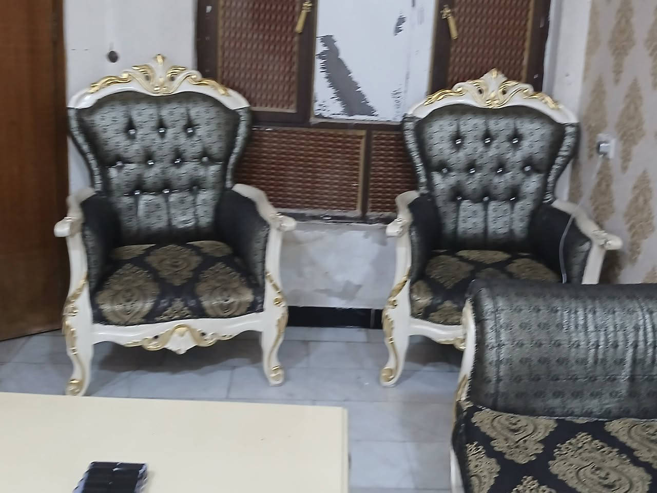 للبيع تخم عشر مقاعد تركي ثقيل تكمة سعره 750 وبلي فور سلم ممهكر ويا قرص وجوستك اثنين جديدات سعره 250 العنوان بغداد حي الحسين ***********
