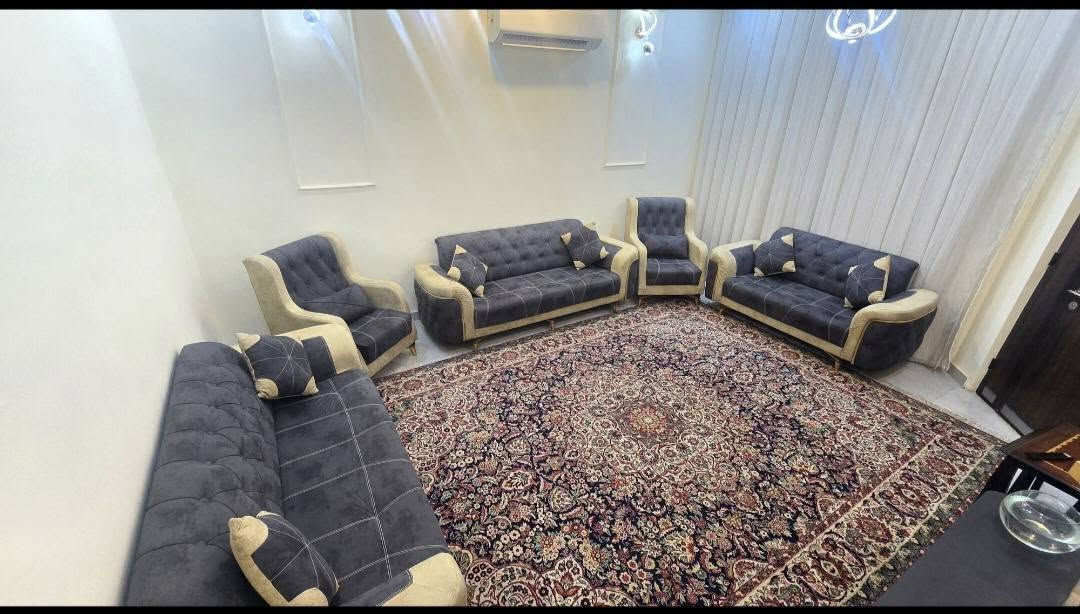 🔥 للبيع تخم عراقي شغل درجة أولى
🔥
اللون رصاصي + بيجي 
▪️ قماش ووتر بروف عالي الجودة
▪️ خشب جام روسي مع بلايوود
▪️ اسفنج مميز ارتفاع 20 سم
▪️ التخم مكوّن من 10 مقاعد:
  ▫️ قنفتين (3 مقاعد)
  ▫️ قنفة (مقعدين)
  ▫️ عدد 2 كرسي
📍 المكان:  – البياع / الرسالة الثالثة – شارع الضغط
💰 السعر: ٤٠٠ ألف
للاستفسار الاتصال على الرقم  ويوجد واتس اب***********
