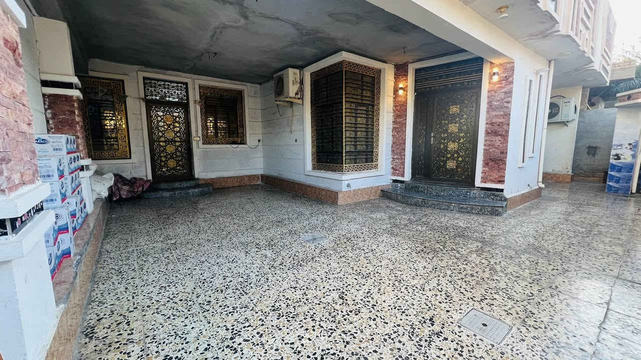 سلام عليكم
بيت للبيع في حي الاجولان 
مساحت البيت 300م
بسمي 
يحتو البيت علئ اربعه غرف نوم 
سعر البيت /230
وايضنً. صاله فوق  
للاستفسار والتواصل 
الاتصال /
اسياسل/***********
كورك/***********
