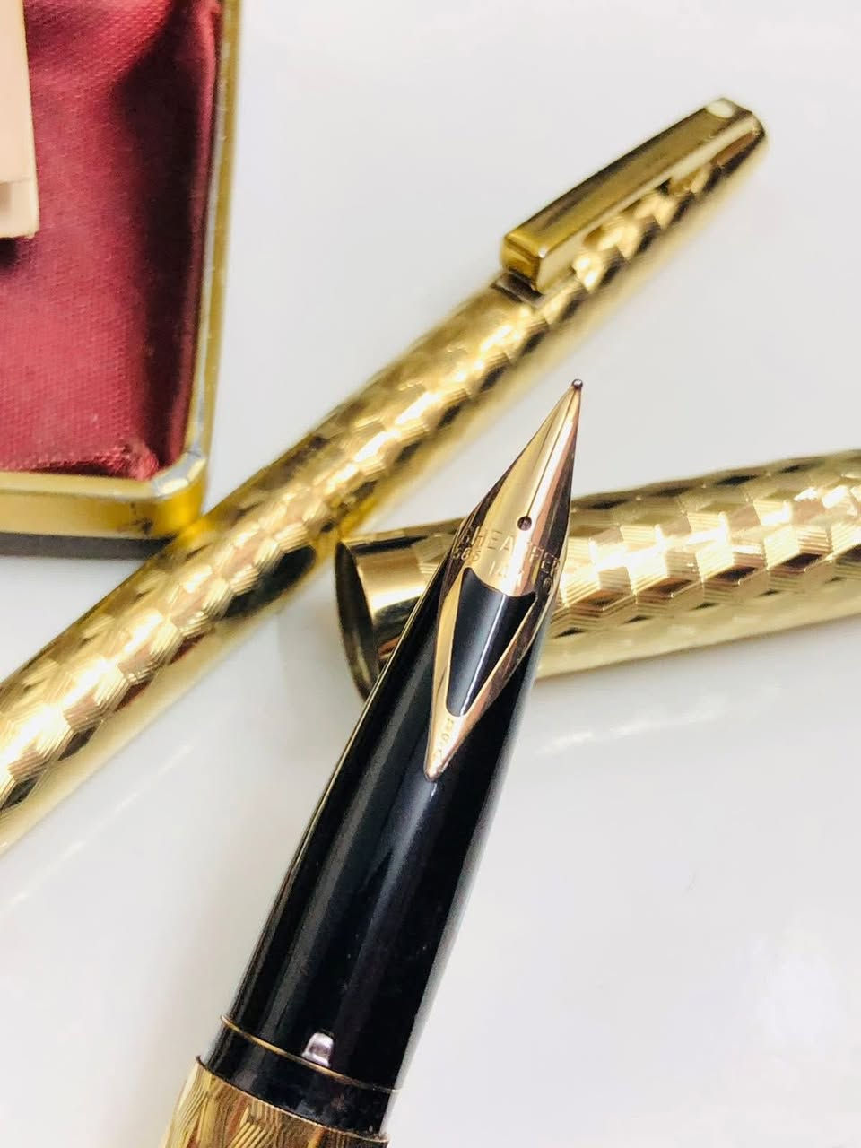 سيت أقلام شيفر ( Sheaffer) إمبريال  
أمريكي اصلي انتاج السبعينات  
ريشة ذهب خالص عيار ١٤ 
نقشه مميزة  مع تغليف الذهب  
حبر - جاف - الحجم M 
لوك غير مستعمل 
مع العلبه الأصلية والكتلوك   
للاتصال ***********
