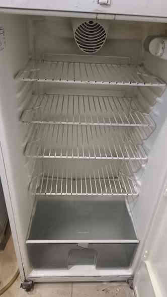 للبيع ثلاجة ١٦ قدم بلادية بلكامل ب١٧٥ الف للتواصل 
***********
