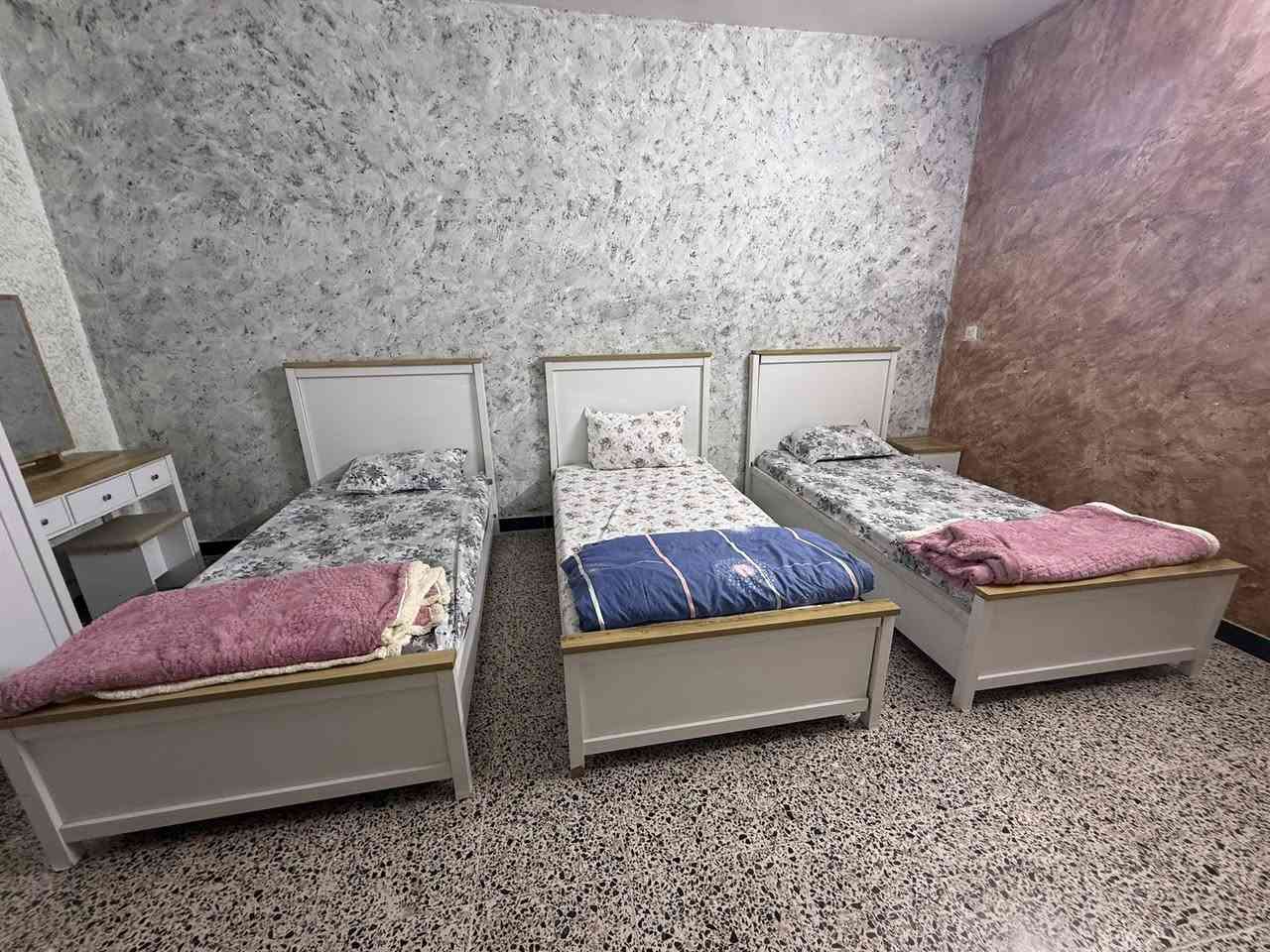 سلام عليكم غرفه جديدة قليلة الستخدام غرفه متروكه أخت جديده 7 قطع غرفه كلش جديده رايده 600 الف وبيه مجال استفسار اكثر *********** سكن بغداد شارع فلسطين
