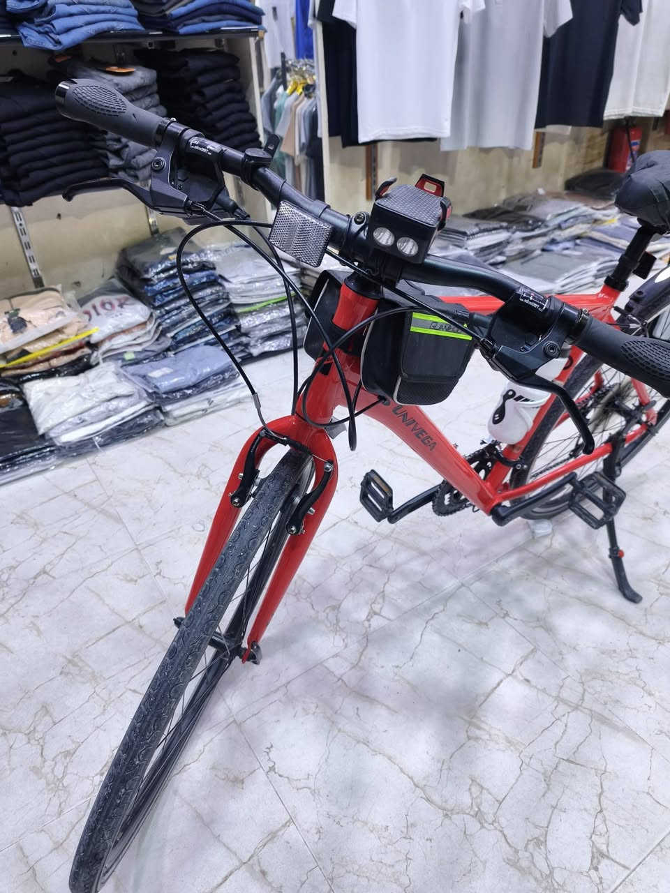 السلام عليكم
دراجه هوائيه من شركة يونفيكا امريكي 
نظافه 100%100 مثل ما واضح في الصورة 
الدراجه المنيوم بل كامل 
عدد سرعات الخلفي 8 و الأمامي 2 
مكاني موصل أيسر 
ادفع سعر إذا عجبني أبيعك 
للاستفسار اكثر اتصل على هذا الرقم 
***********
