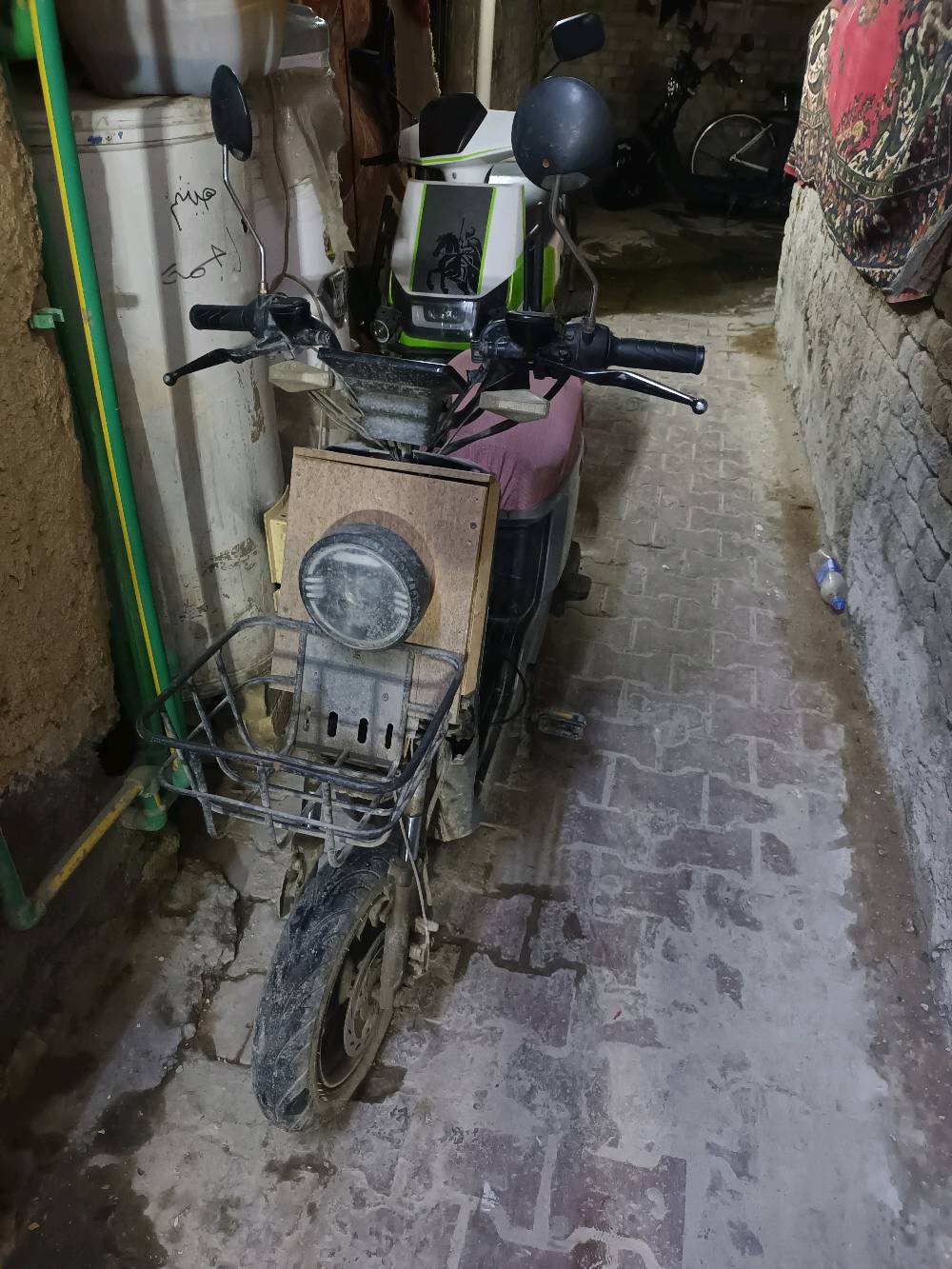 دراجة كهربائية مستعملة بحالة جيدة. تستخدم للتنقل السريع والبيئي داخل المدينة. مقاعد مريحة ومزودة بسلة أمامية للتخزين. تحتوي على جميع المرايا والمصابيح سليمة وعاملة.