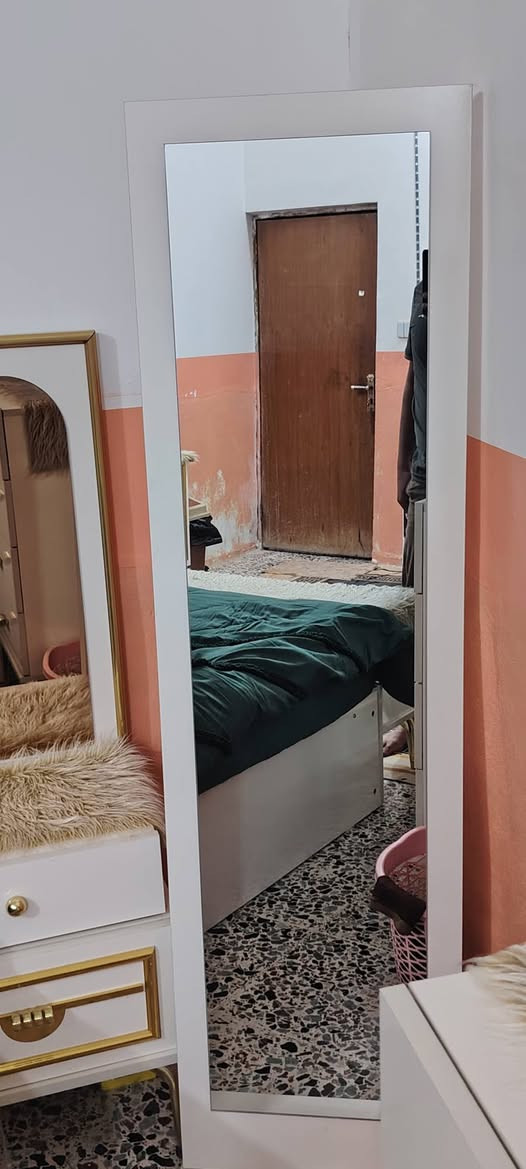 السلام عليكم غرفه تركيه جديده نضافه ميه بل ميه استعمال قليل معه دوشك ضغط الغرفه عشر قطع ام الاناره  كل ضرر مابيها براغي حديد جوي حديد الجربايه جك هودرليك السعر 1300 وبيها مجال ماكاني نجف مستعجله عل بيع ***********
