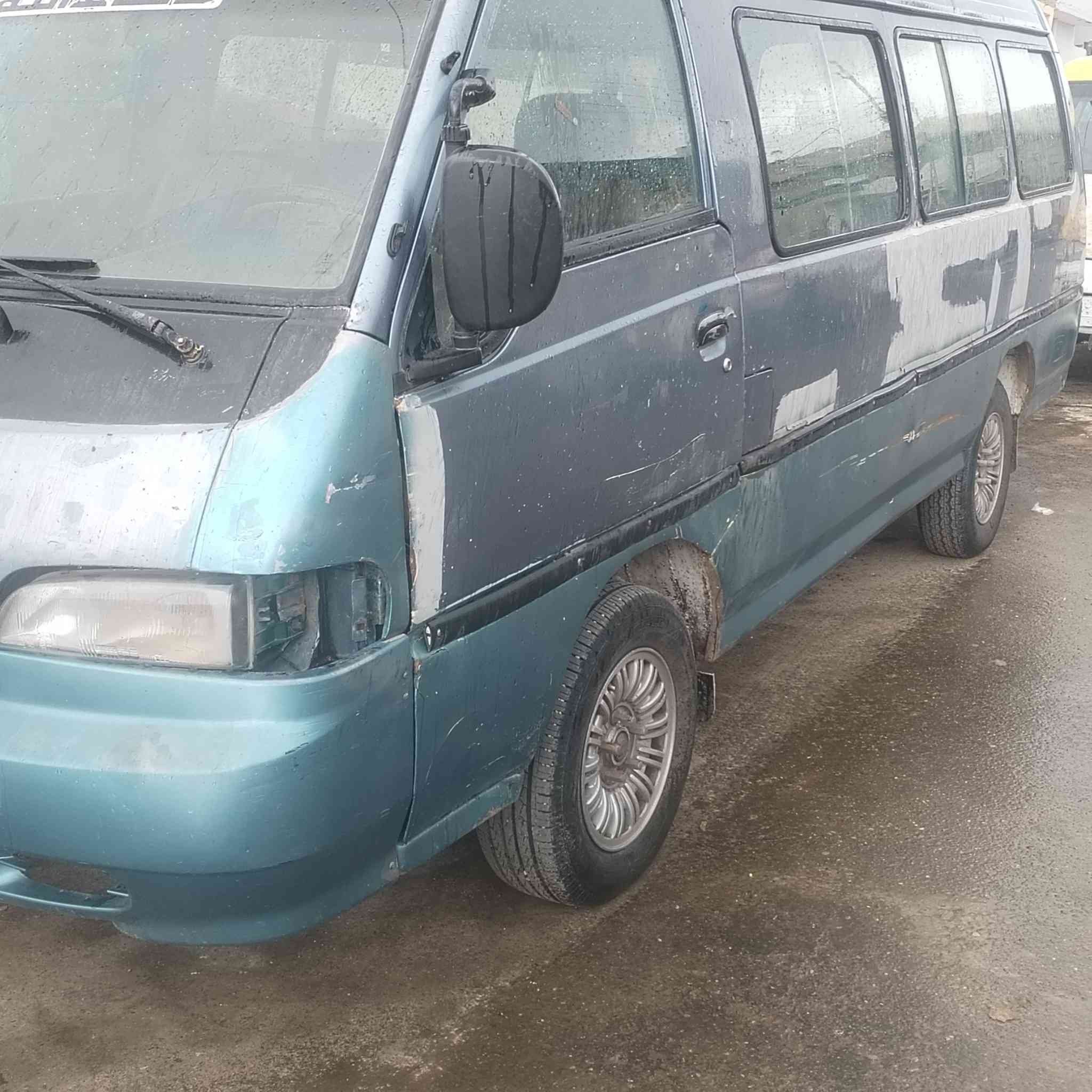 السلام عليكم سياره للبيع 14 نفر محرك جير اكسن شرط ضخم شرط السياره بيها وكاله والباقي قدام العين سياره مقفوله كافه ***********
