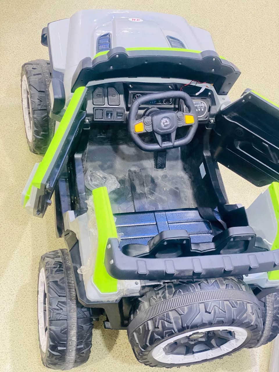 سيارة اطفال اخت لجديدة كلشي بيها شغال وححلوه ومرتبةة موسيقى هورن ريمونت تحكم كاملة ب130 وبيها مجال قليل

مكاني البصرة المعقل
*********** البصرة, العراق
