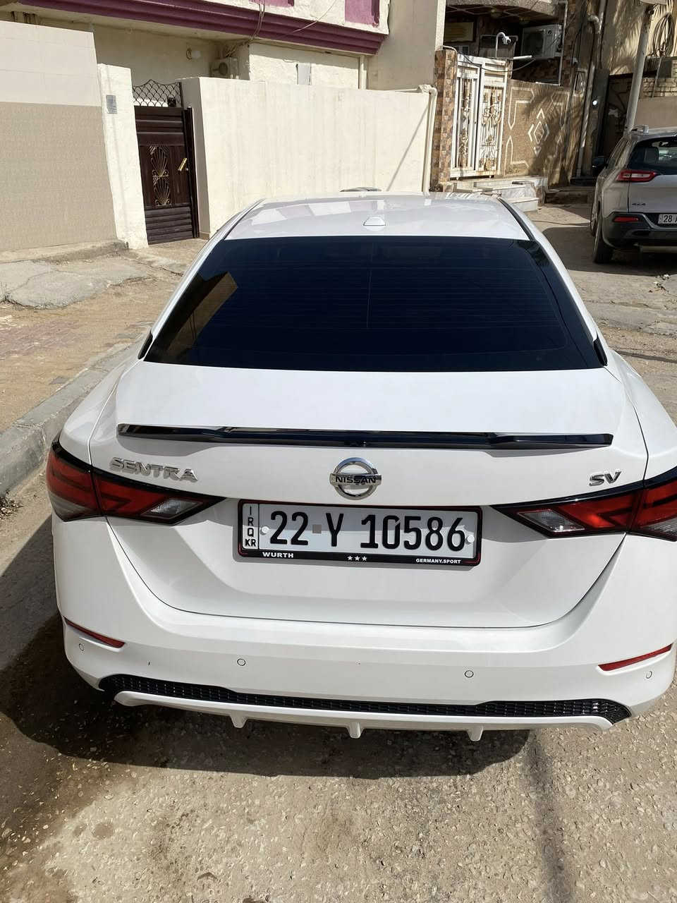 السلام عليكم ورحمة الله وبركاته 
سيارة نيسان سنترا وارد امريكي موديل ٢٠٢٢ للبيع  
اللون ابيض 
المحرك 2000  ( 4 سلندر ) 
تحكم اوتوماتيك  CVT ناعم
الدفع امامي 
العداد كيلو متر وميل
الفئة SV 

مواصفات السيارة
شاشة لمس كبيرة 
بلوتوث و USB
ابل كاربلاي واندرويد اوتو
تشغيل بصمة
دخول ذكي 
كاميرا خلفية
حساسات رجوع
مثبت سرعة 
وضعية توفير البنزين 
نظام امان كامل وتوقف ذكي 
فرامل ABS
تحذير خروج عن المسار 
مراقبة النقط العمياء 
بريك طوارئ تلقائي 
تبريد  فول وممتاز
السيارة اقتصادية بالبنزين ومريحة ومرتبه من كل الجوانب وواسعة من الداخل ومناسبة للعائلة او 
الاستخدام اليومي
 
مكان السيارة كربلاء - حي العباس
صورة الحادثة مرفقة بالمنشور والسعر ١٥٥ ورقة  
*********** 
متوفر وتساب
