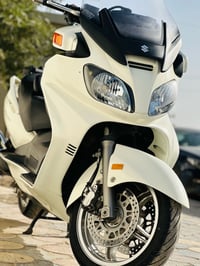 دراجة سوزوكي سكايويف 650 للبيع، لون أبيض، نظيفة جداً وبحالة ممتازة. تأ...