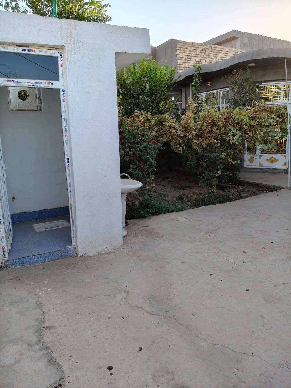 سلام عليكم يوجد بيت مساحه 300 متر يحتوي على ٢غرف نوم واستقبال وصحيات ومطبخ طابو زراعي سند ٢٥ العنوان بغداد الراشديه قرب البحيره الاتصال على الرقم ***********
