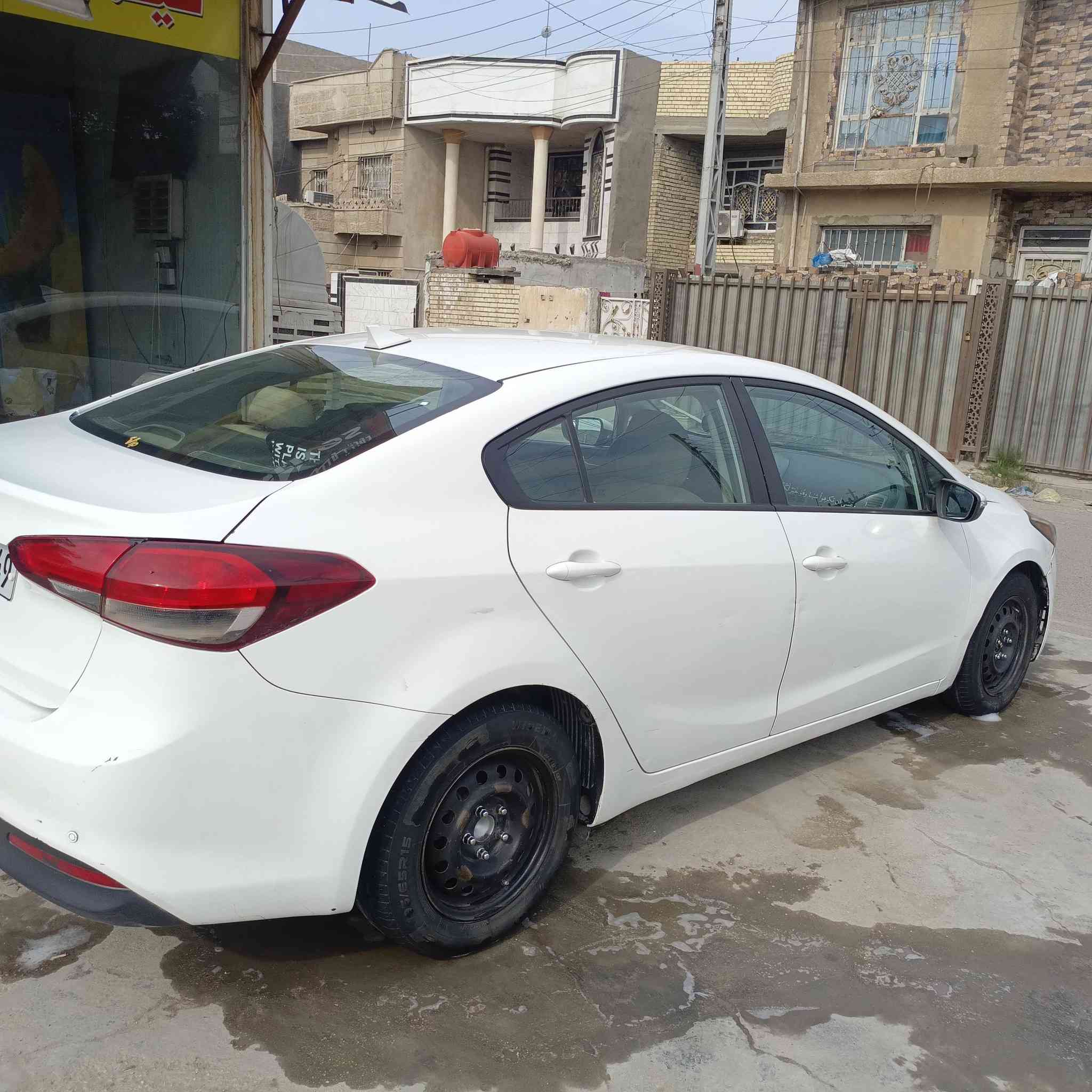 السلام عليكم كيا فورتي موديل ٢٠١٧ رقم اربيل سنويه 2029يلا تنفذ سياره وارد امريكي حادثه جاملغ امامي مبدل وحافه الباب سياره بدون الغود ولا شواصي ولا تكم سياره اليبل واحد عده جاملغ الامامي صفحه سايق وبيه الاهلات الخلفيه صبغ وربع الباب العبري مرشوش كير ومكينه مكفولات صدر جديد منضومه غاز ام 60التر بيه جديده مصارله سنه منضومه زنون شمسي ناصي مدوشمه كشنات ورضيه ماشيه 141miسياره جاهزه مال جناي 
مكاني بغداد الدوره 
السعر ١١٠ وبيه مجال 
الاستفسار ***********
