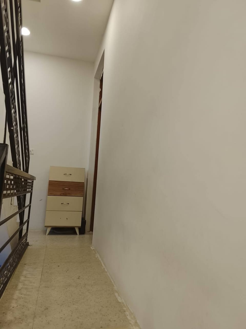 مشتمل 50 م واجه 5 م العنوان حي البساتين شارع احمد الوائلي فرع قصابه مسلم واخوانه  قرب اسواق جدو 
 3 طوابق 3 غرف نوم 
مدخلين  ينباع مع الاثاب او بدون اثاث 
***********
