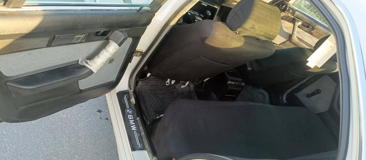 السلام عليكم بي أم للبيع مديل 1991 525i دبل ايرباك سياره جاهزه حداديه تخم تاير تبريد ثلج كير عادي مكينه مسكر 25 تك فانوس غرفه نضيفه حيل كشناته جلد ومخمل حلوات واني مخلي دوشمه السياره حلوه واحلى  من الصور رقم اربيل جديد سنويه لل2030  مكان السياره النجف قرية الغدير للاستفسار اكثر  اتصل وبيك خير وتدلل *********** السعر 57 وبيه مجال قليل
