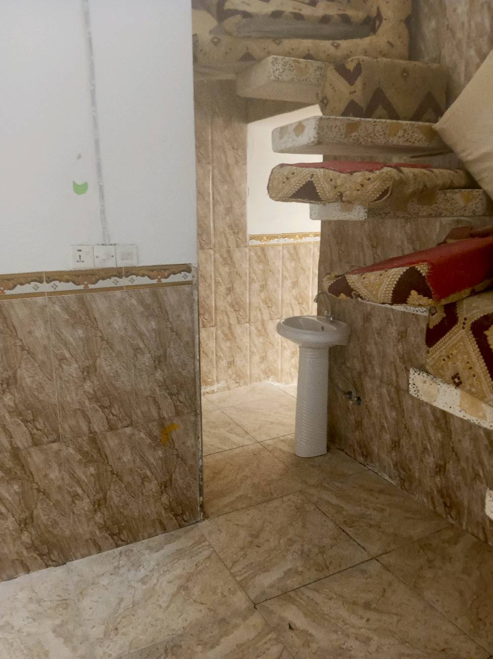 السلام عليكم صاحب البيت بيت للايجار جديد ومرتب بي غرفة كبيرة + صالةكبيرة  + مطبخ + مكشوفة وصطح بي خزان وكيزر مساحتة 60 متر  الموقع النجف الاشرف حي نداء شارع 60 قرب جامعه الكفيل كفى اسواق الغرابي متوفر يمة كافة الخدمات كل شهر بشهرة إجارة 200 للاستفسار ***********موجود وات ساب أو الرقم هاذا اتصال