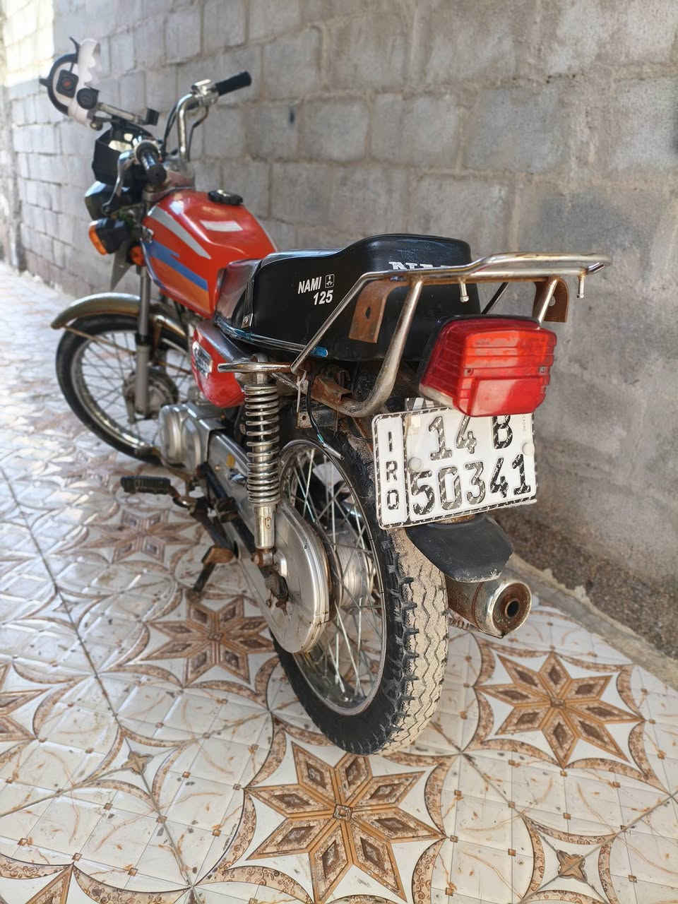 سلام عليكم دراجة نامة اصلي بلادية مديل2023 طالعة بل2024   رقم أو سنوية بسم صديقي تحويل سعرهة  1900 بكاني قبلة ***********
