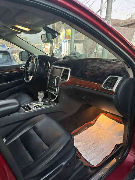 جيب 2013 لـــمتد ماروني
فول بانوراما 
ويل حجم 20
لايت عدسه فول زينون 
جلد
شاشه 
محرك 6 سلندر 3600
سياره بيه جاملغ خلفي وباب لوره سايق مبدل سياره بدون ايرباك بجم كبس سياره نضيفه 
السعر 164 بيه مجال بسيط هذا رقم صاحب سيارة أني مكلف بل نشر 
***********
