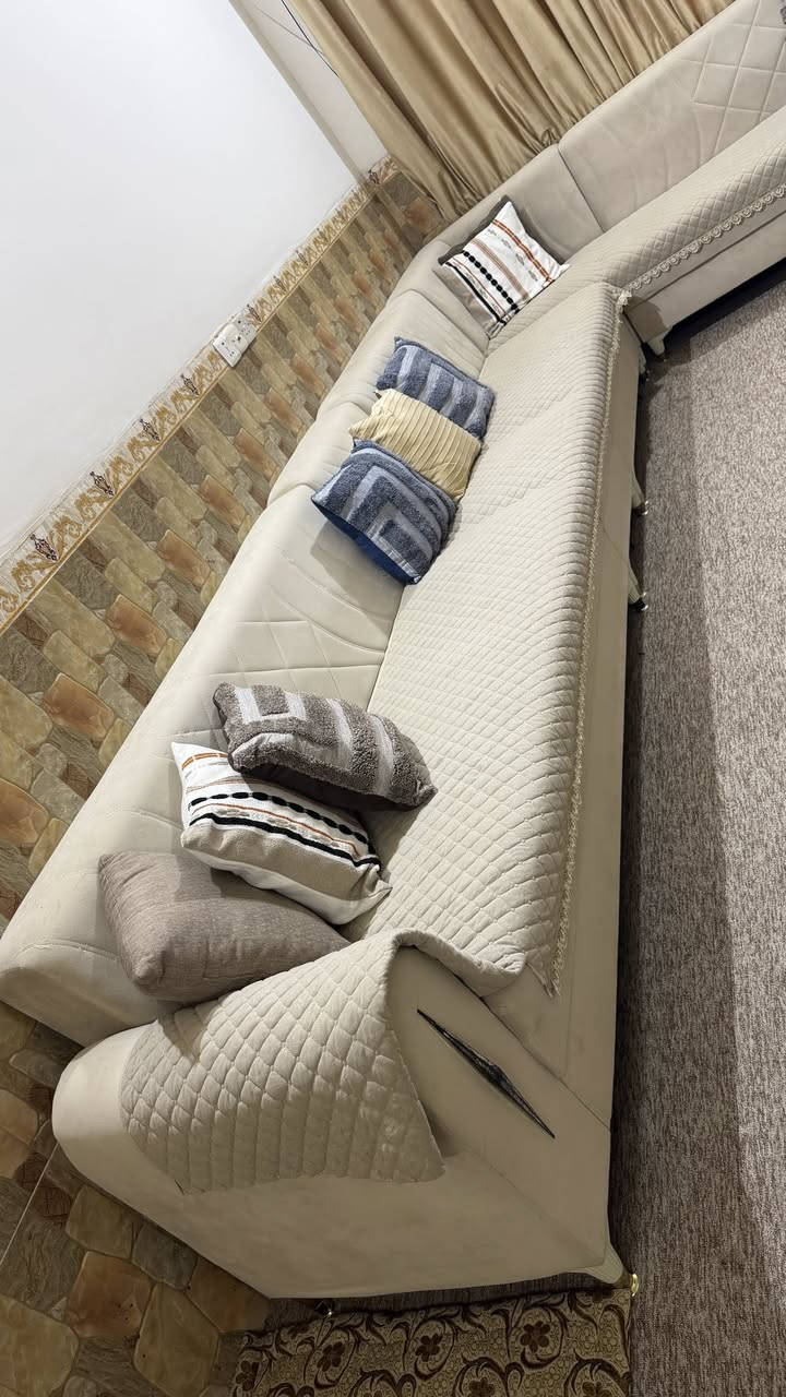 السلام عليكم للبيع تخم ديوان  مستعمل ونظيف جداً
سعره 250 الف مكاني تكريت
***********
