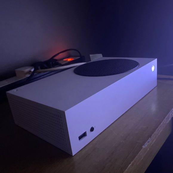 جهاز Xbox Series S مستعمل بحالة جيدة نظيف مع جوستك واحدة وبطارية اصلية وكيبل الطاقة وواير HDM والكارتونة موجودة
مع الجهاز UPS 
السعر 375,000 قفل  
مكاني البصرة حي الحسين قرب مدرسة فتح
للتواصل الواتساب. ***********
او راسلني هنا
