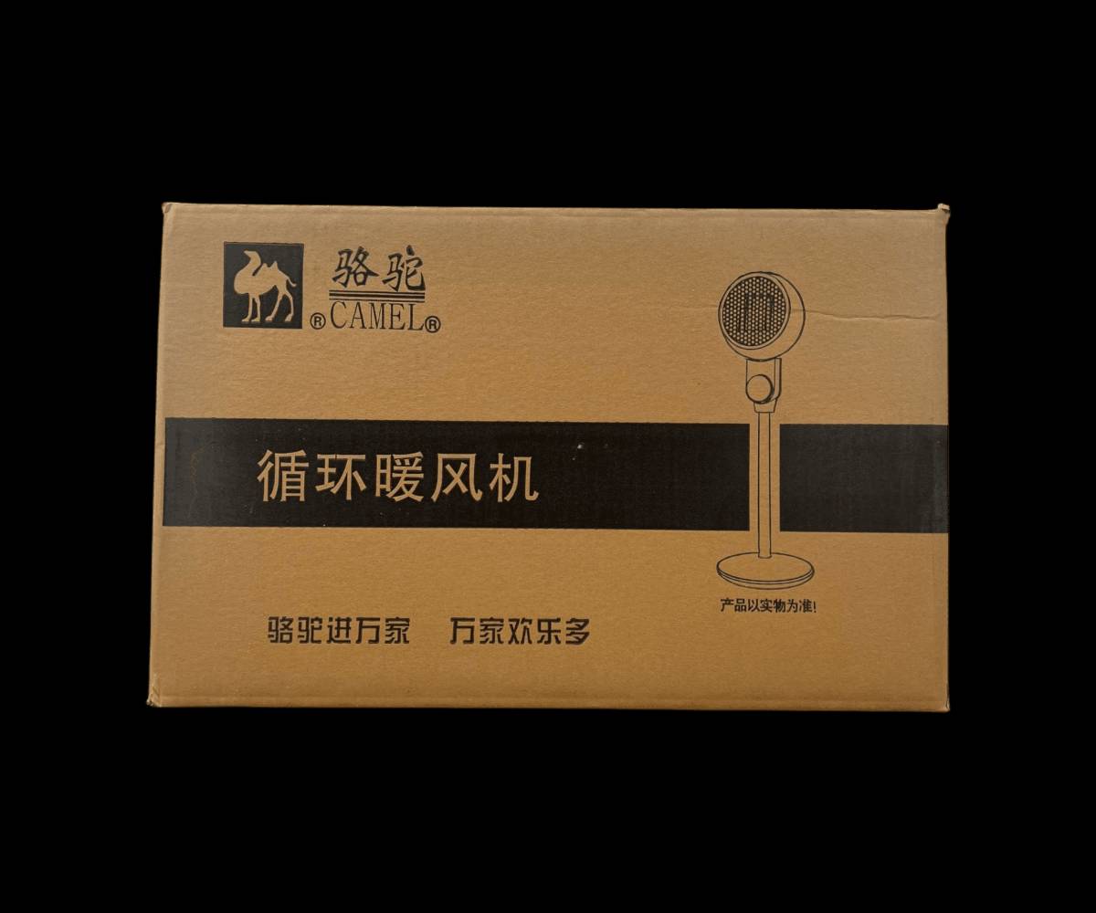 مدفأة فان عمودية متحركة CAMEL

الاستخدامات

تدفئة الغرف المتوسطة والصغيرة بسرعة وكفاءة.

مناسبة لغرف النوم، غرف الجلوس، المكاتب، والمحلات.

مثالية للاستخدام المنزلي اليومي خلال فصل الشتاء.

تُستخدم كمدفأة هواء مع توزيع دائري للحرارة.

المميزات

تصميم عمودي متحرك بقاعدة ثابتة لسهولة النقل.

نظام توزيع هواء دائري لتدفئة متساوية في جميع الاتجاهات.

عنصر تسخين داخلي عالي الكفاءة.

قرص تحكم أمامي لاختيار وضع التشغيل بسهولة.

شبك حماية معدني أمامي لمزيد من الأمان.

زاوية رأس قابلة للتعديل لتوجيه الهواء الدافئ.

تشغيل كهربائي مباشر.

مناسبة للاستخدام الداخلي.

جودة تصنيع من ماركة CAMEL.

القدرة الكهربائية: 2000 واط

قابس كهرباء أوروبي ثنائي.

محتويات الصندوق

مدفأة فان عمودية CAMEL.

قاعدة تثبيت سفلية.

دليل الاستخدام.

كرتونة تغليف أصلية.

الملاحظات

للاستخدام الداخلي فقط.

يُفضل عدم تغطية المدفأة أثناء التشغيل.

إبعادها عن الماء والرطوبة.

تُفصل عن الكهرباء عند عدم الاستخدام.

المنتج يسلم مفكك جزئيًا (قاعدة + عمود + رأس).

قياس الكارتون: الطول: 50 سم  العرض: 28 سم  الارتفاع: 32 سم