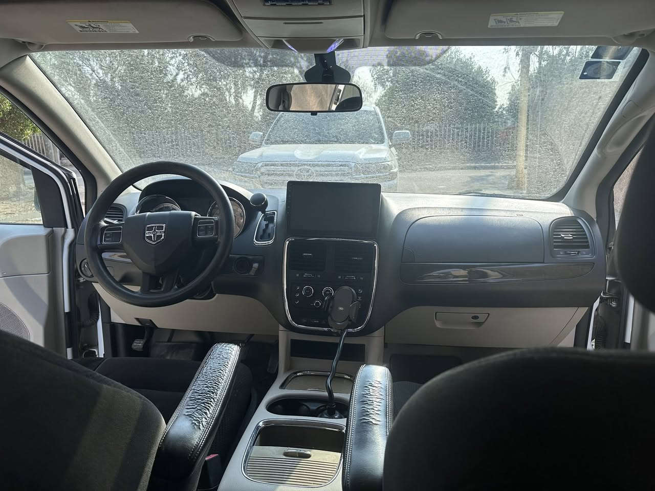 السلام عليكم دوج كرفان ٢٠١٦ للبيع السعر 18000$سيارة بدون صبغ  صار بيه طخة بخشم الجاملغ الأيسر البنيد وبدلتهن بقطع ابلادية نفس اللون مكينه كير مكفولات بيه منظومة غاز شاديله سيارة مابيه اي نقص خير من الله ثلاث قطع تبريد شاشه أندر ويد الاتصال ***********
