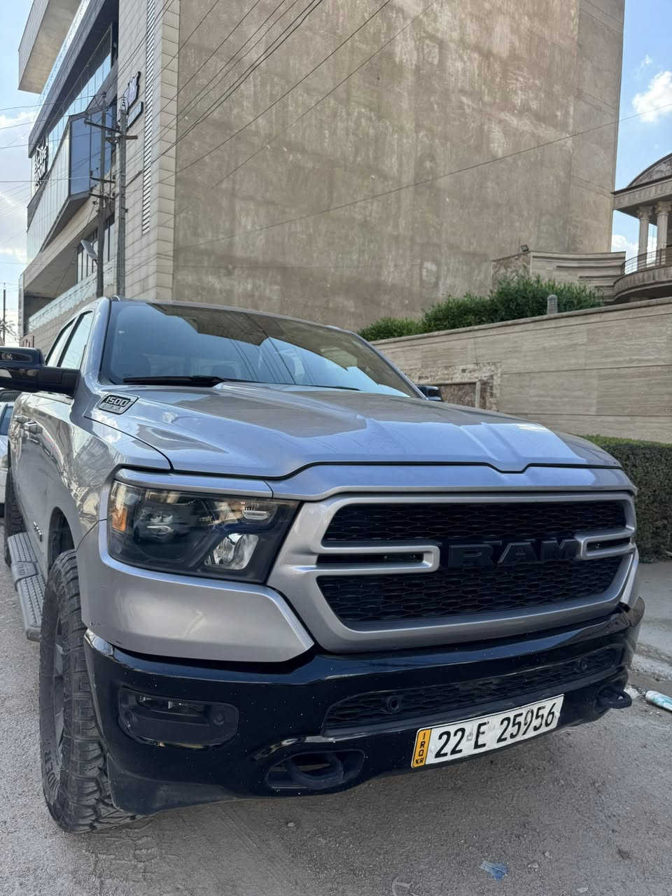 دودج رام للبيع 
السياره موديل 22 كلششش نظيفة السيارة 
واضحة كلشي بالصور 
السيارة كلين بدون حادث وارد كندي 
هاي الضربة هنا انضربت بل كراج وواضحة 
مكان السياره بغداد زيونة 

قفلها قفللللها من الاخير 31000$ الله شاهد علية ب 37 صارت 
وارجع واكول السيارة كلشششش نظيفة وتجي وتشوفها بعيونك ونصبتها كلش حلوة 
***********
