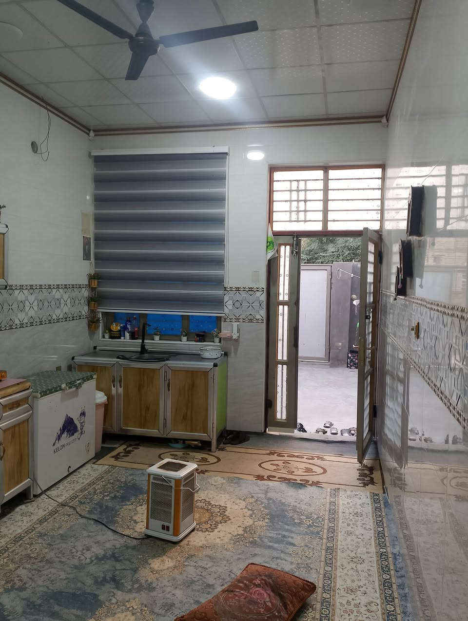 بيت مساحه 170 طابوق صف كونكريت في الاسكان الصناعي دور سيد حمزه النزله الرابعه يحتوي على غرفتين وصاله وديوانيه ومطبخ وصحيات داخليه وخارجيه نواقص البيت الديوانيه عوزها بياض والسيراميك والبيت سيراميك كله ارضي الشراي فقط يتصل واتساب ***********
