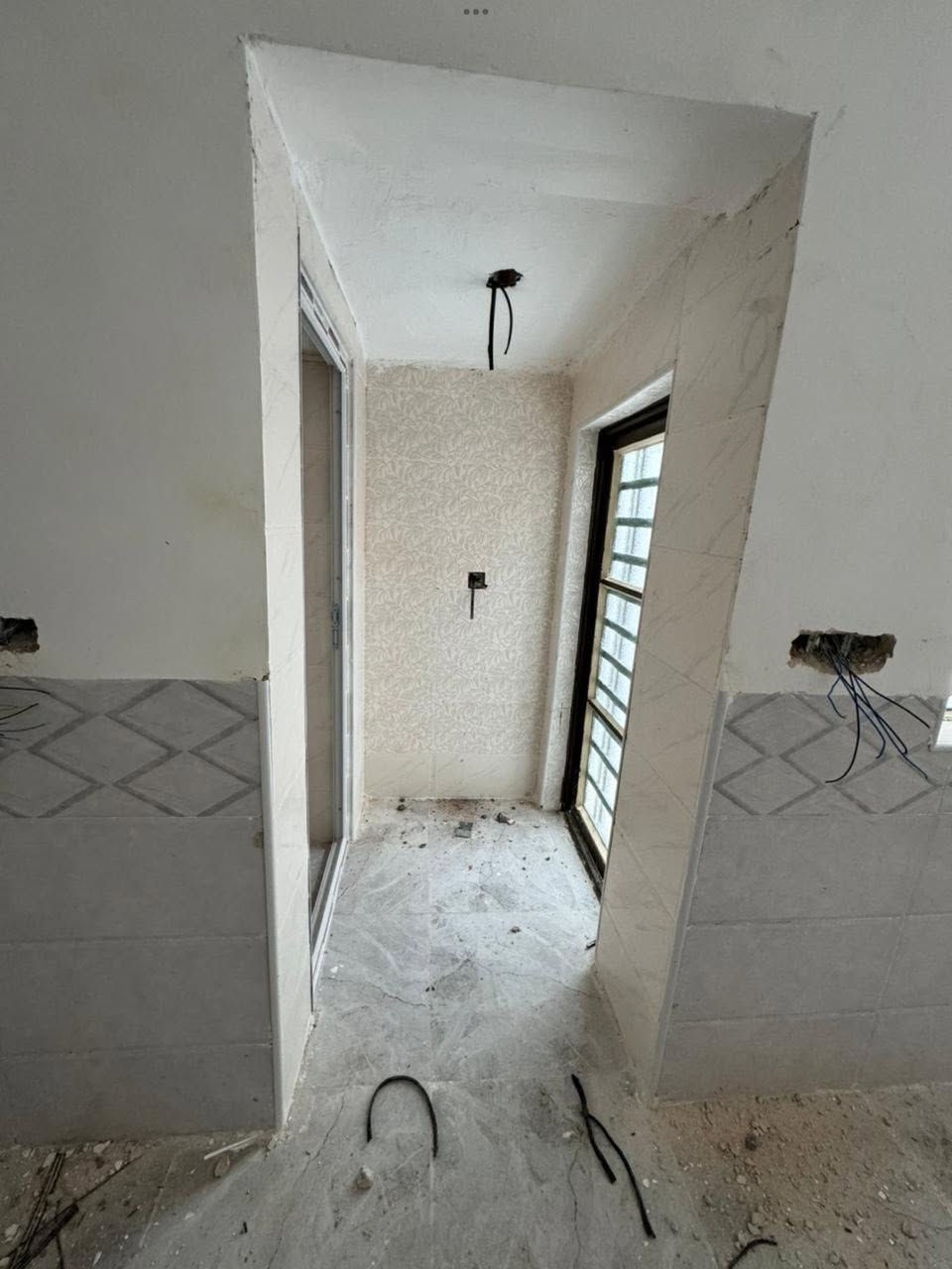 بيت مساحة ١٠٠ متر  بناء حديث درجة اولى  بناء 2025 صب كونكريت مسلح 
يحتوى على غرفه وصاله ومطبخ واستقبال صحيات داخليه وخارجيه  وطارمه 

بنداء منطقة الموظفين قرب مجمع الاميرات يبعد شارعين عن شارع العام مال مجمعات وخمسين متر ع شارع 60
السعر 95 
رقم صاحب البيت  واتساب فقطط
***********

ملاحضة البيت كامل
