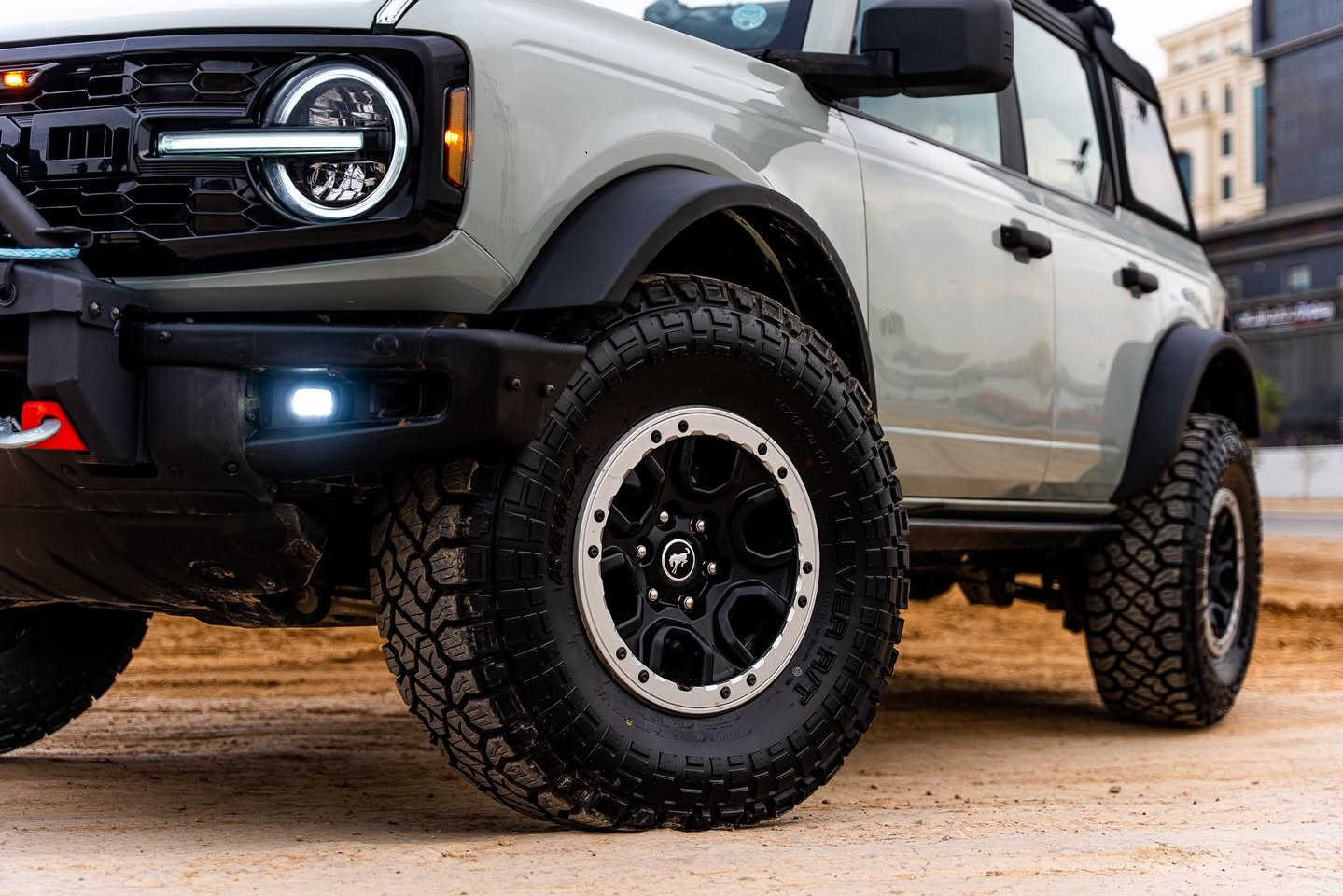 السلام عليكم
فورد برونكو بلاك دايموند 
‏FORD Bronco Black Diamond 
#انسب_سعر
لون سمنتي 
موديل : ٢٠٢٢ 
عليها تعديلات كلش حلوة سيارة جاهزة من كلشي 
الممشى : ٤١٠٠٠ ميل
٤ سلندر ٢٣٠٠ توربو ايكو بوست 
 مواصفات : 

كسلات رابتر امامي + خلفي 
لايتات رابتر امامي + خلفي 
وينج حديد + دعامية فولاذ 
بلاجكتورات لل اوفرود اصفر + ابيض اضافيات  
تايرات جبلية جديدة 
دبل اكسل + قفالة اكسل 
شاشة ذكية لمس + كار بلي + اندرويد اوتو 
كشنات جلد 
شاشة عداد ديجيتال 
كاميرا خلفية 
سقف قابل للازالة 
-
السيارة شرط كل نقص مابيها 
رقم دهوك تحويل ثاني يوم 
-
الضرر : جاملغ + باب سايق صبغ 
ايرباك ستيرن + تكمة سستم 
-
السعر : 26.800$ ومجال جداً بسيط 
-
للاستفسار اكثر واتساب :
***********
