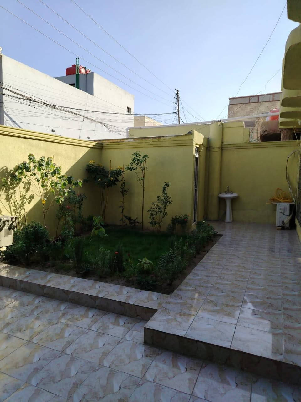 السلام عليكم بيت ٢٠٠ متر للبيع في حي النصر بانزين خانه حرف T سعره ٢٢٥ وبي مجال قليل للأستفسار الاتصال على الرقم ***********
