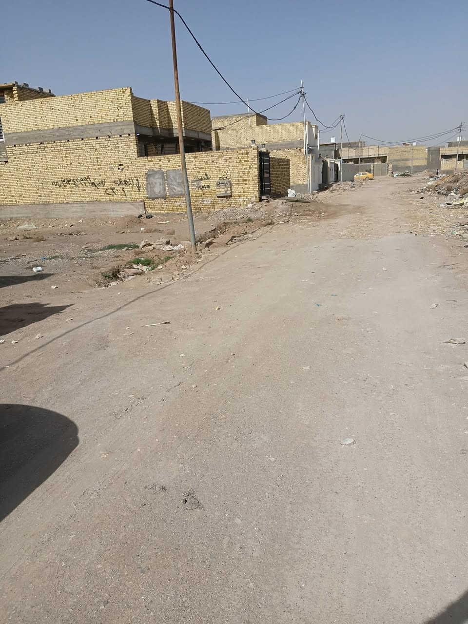 قطعه ٤٦٠ متر للبيع مرقمه بلديه وكافة الخدمات بيها بين بيتين القطعه وجها على ساحه شارع صب يبعد عنها ٥٠ متر العنوان حي الحكيم شارع الوائليه
***********
