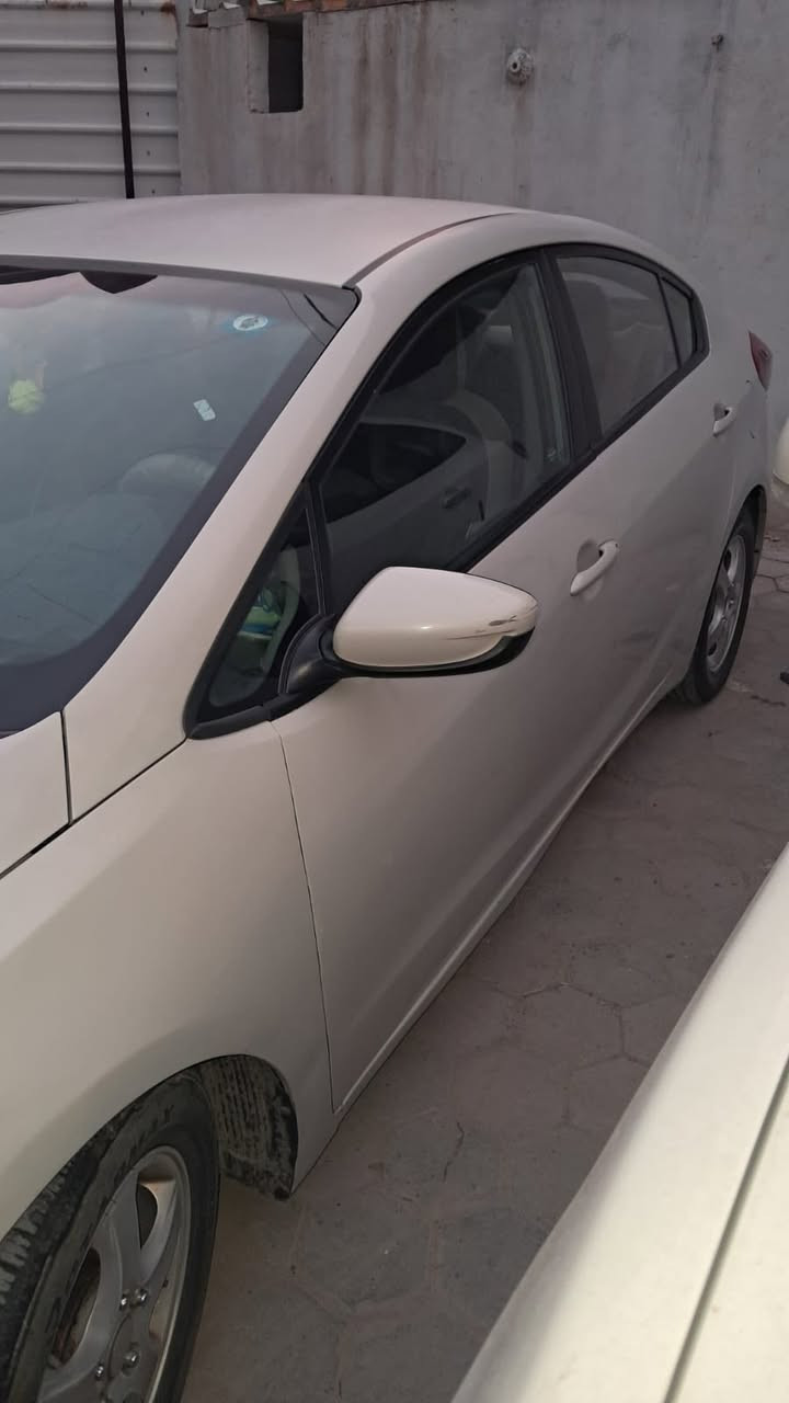 السلام عليكم سياره فورتي موديل ١٥ وارد امريكي رقم كربلاء بسمي تحويل مباشر حادث امريكا جاملغ امامي ايمن وبالعراق البيبان جهة الايمين بدون معجون مصبوغان اثر طخه بسيطه ملاون وين الون والجه الايسرى بيه نص جاملغ ونص من الباب هم اثر طخه بسيطه بس الجاملغ بي معجون سياره تبريد وكير ومكينه كفاله بدون فتح برغي واحد *********** الاستفسار ع هذا الرقم اتصل وبيك خير ودلل والسعر ١٠٥ وببه مجال
