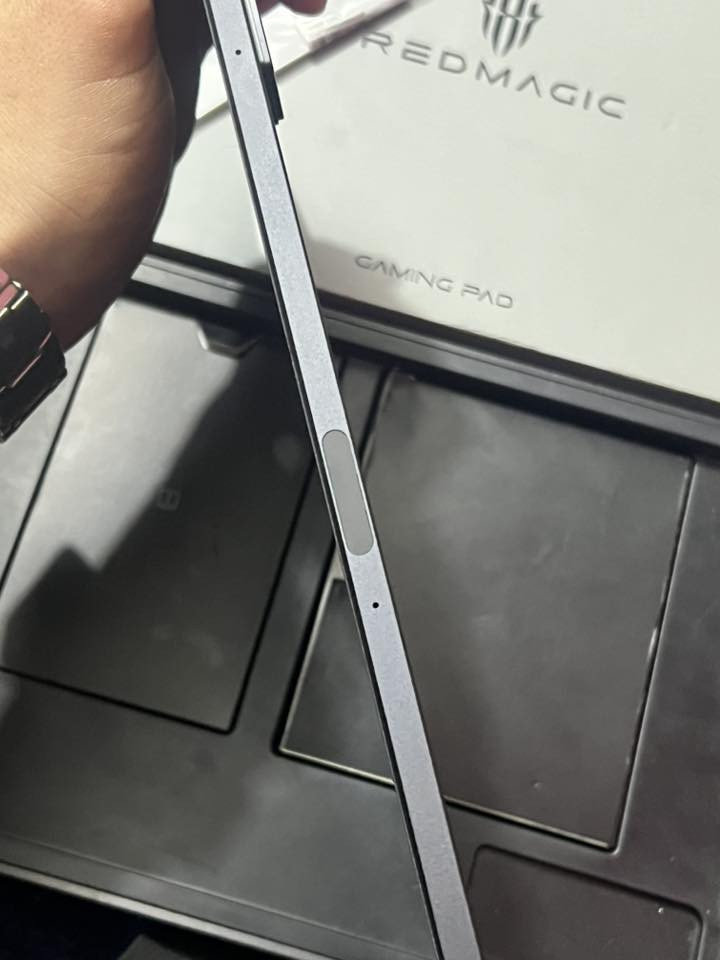 � للبيع: RedMagic Nova (نسخة 512GB)
🔹 الحالة: [مستعمل بحالة ممتازة]
🔹 السعة: 512 GB تخزين داخلي (UFS 4.0)
🔹 الذاكرة العشوائية (RAM): 16 GB LPDDR5X
🔹 المعالج: Snapdragon 8 Gen 3 (Leading Version) بسرعة حتى 3.4 GHz
🔹 معالج الرسوميات: Adreno 750 (حتى 1 GHz) 
🔹 الشاشة: 10.9 بوصة IPS LCD بدقة 2880×1800 بمعدل تحديث 144 Hz 
🔹 البطارية: 10100 mAh + شحن سريع 80 W 
🔹 نظام التشغيل: Android 14 مع واجهة Redmagic OS 9.5 

📸 الكاميرات:
• خلفية: 50 MP (فلاش + HDR + بانوراما)
• أمامية: 20 MP 📸 

🔊 الصوت: 4 مكبرات صوت مع تقنية DTS-X Ultra واهتزاز 4D 
📡 للاستفسار فقط واتساب 

***********

🔒 المستشعرات: بصمة جانبية + جيروسكوب + حساس قرب + بوصلة  

💸 سعر 850 الف
