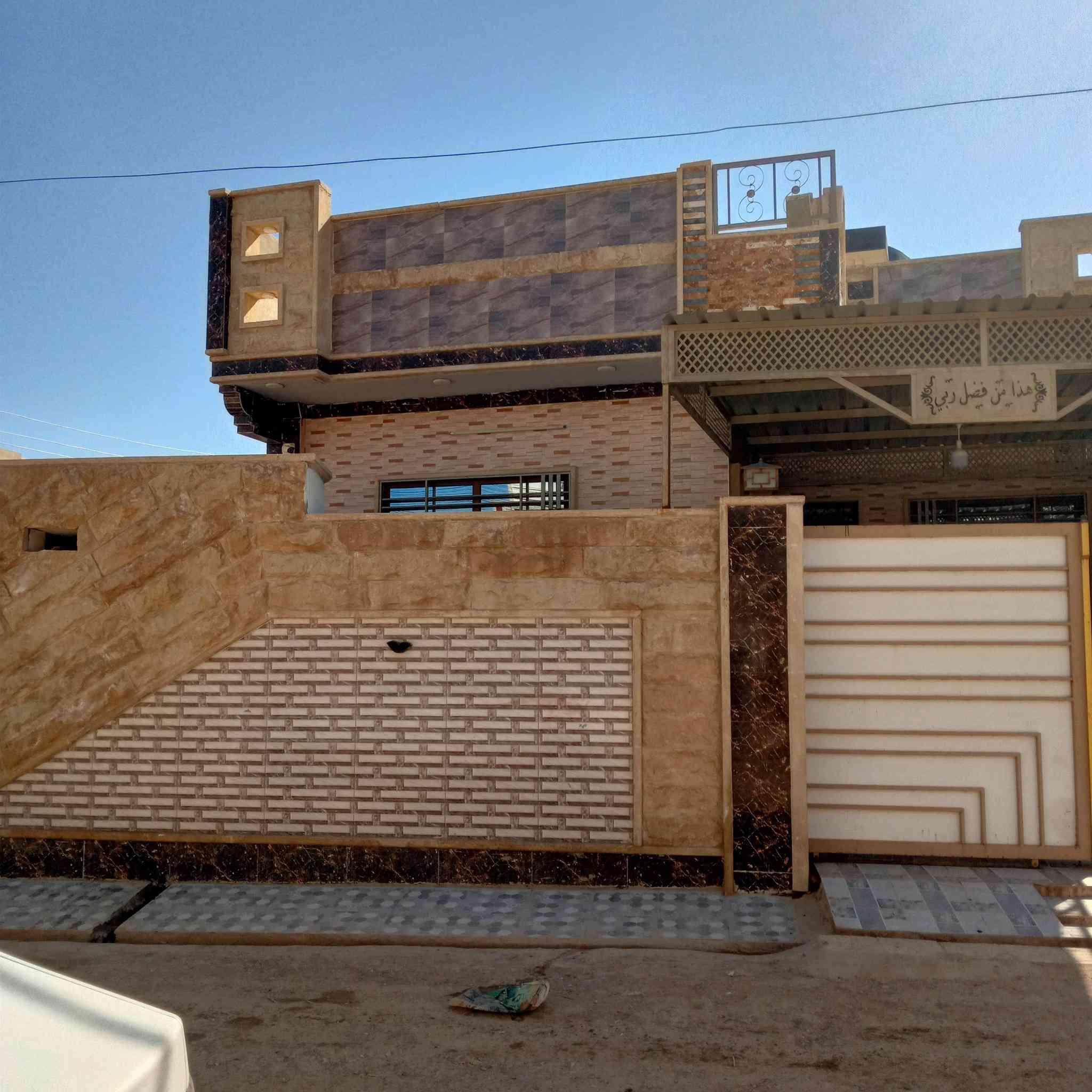 عروض مكتب انوار الخير
دار للبييع مساحه ١٩٥ متر
طابق واحد استقبال ومطبخ 
وهول وغرفتين نوم وصحيات
معه الثاث طخمين ديوان 
وسبلتين و كاونتر 
وغساله وغرفه نوم
قوسيات شارع تلكيف عل جه اليسار  
زراعي نموذج ٢٥ حق تصرف
سعر ١٠٥ مليون
عنوان المكتب مجاور البناء جاهز 
مقابل باب الكمرك
***********
***********
