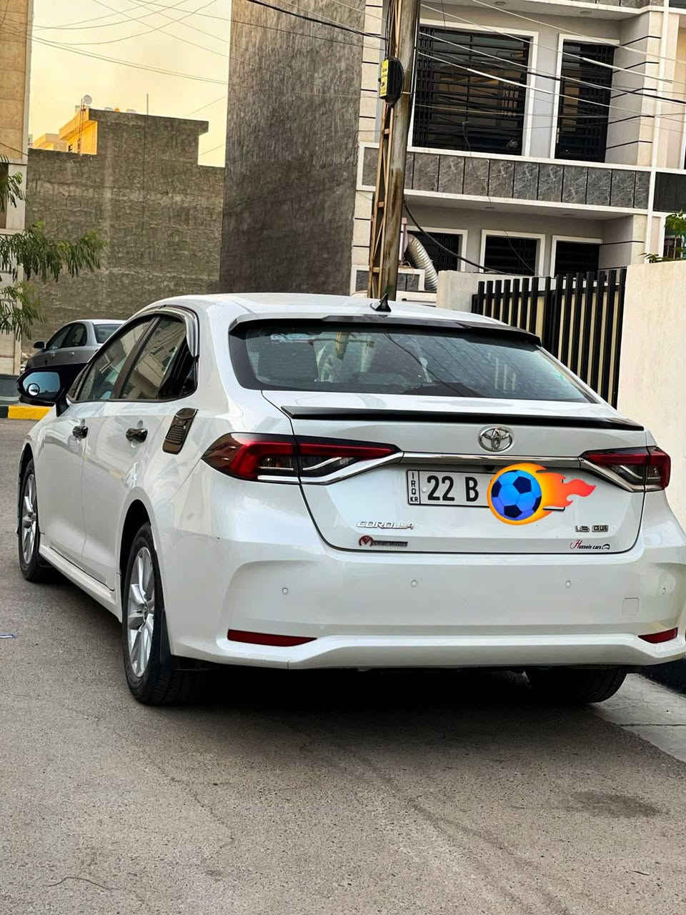 كورلا م2022 خليجي ماشيه 74
محرك 1.8 لتر، 4 سلندر.
قوة المحرك  132 حصان.
ناقل حركة CVT أوتوماتيك. 6 سرعات 
دفع أمامي.
السياره مغلفة جلد ارضيه وكشنات وصندوق 
مصابيح أمامية LED مع إنارة نهارية. مع منظومة زنون بضمان سنة 
شاشة لمس 8 إنج.
كاميرا خلفية.
بلوتوث وUSB مع 6 سماعات.
تشغيل بصمة مع زر تشغيل.
مثبت سرعة.
مرايا كهربائية بإشارات انعطاف.
تكييف أوتوماتيكي.
نظام ABS والثبات الإلكتروني (VSC) ومساعد صعود المرتفعات، مع وسائد هوائية.
***********  
رقم اربيل
