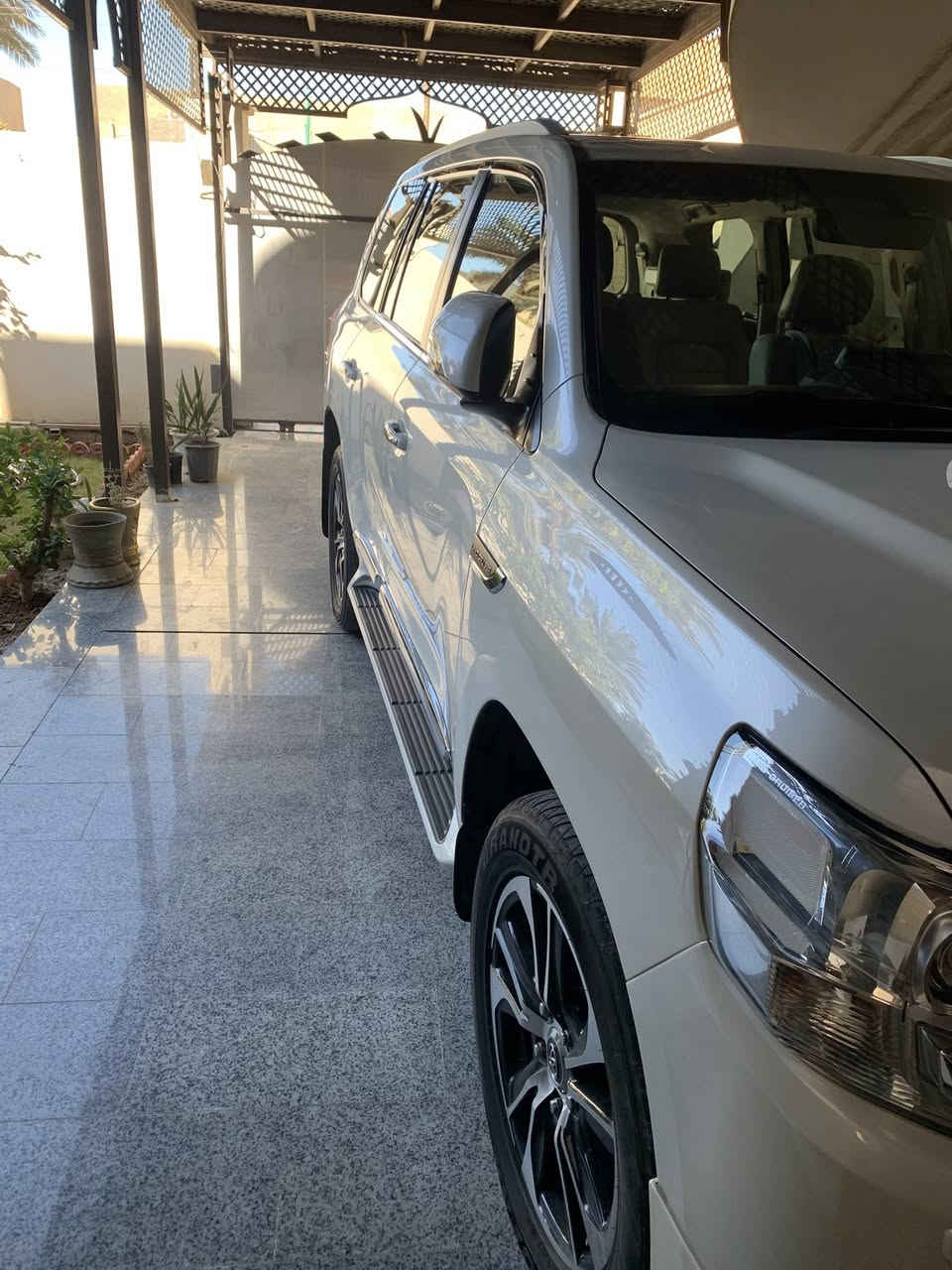 لاندكروز بريم موديل٢٠١٨ ،،،،  ثمانيه سلندر/ ،ابيض صدفي، عداد كيلو متر: ٩٧، الف، رقم اربيل دولي، اطارات دنلوب، كراس /٢ كهرباء، مواصفات البريم معروفه، مكفوله ،،  خدوش في اللحيه الخلفيه ومصبوغه اللحيه ، سونارها متوفر
على يد اثنين فقط من الشركه
السعر٥٢٥ ، رقم صاحبها*********** تحويل مباشر، وطبتم بخير،
