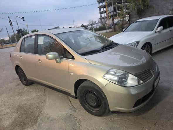 نیسان تیدا 2008
ئۆتۆماتیک ناوزەرد
یەک پارچەی بۆیاخە 
قرچێکی هیە بێ ناوگرتن
سەنەوی تا 2028 نوێیە
چوار تایەی تازە
سۆنەرم داناوە

سیعر///82 گەڵا کۆتای

شوێن   هەڵەبجەی شەهید

*********** حلبجة
