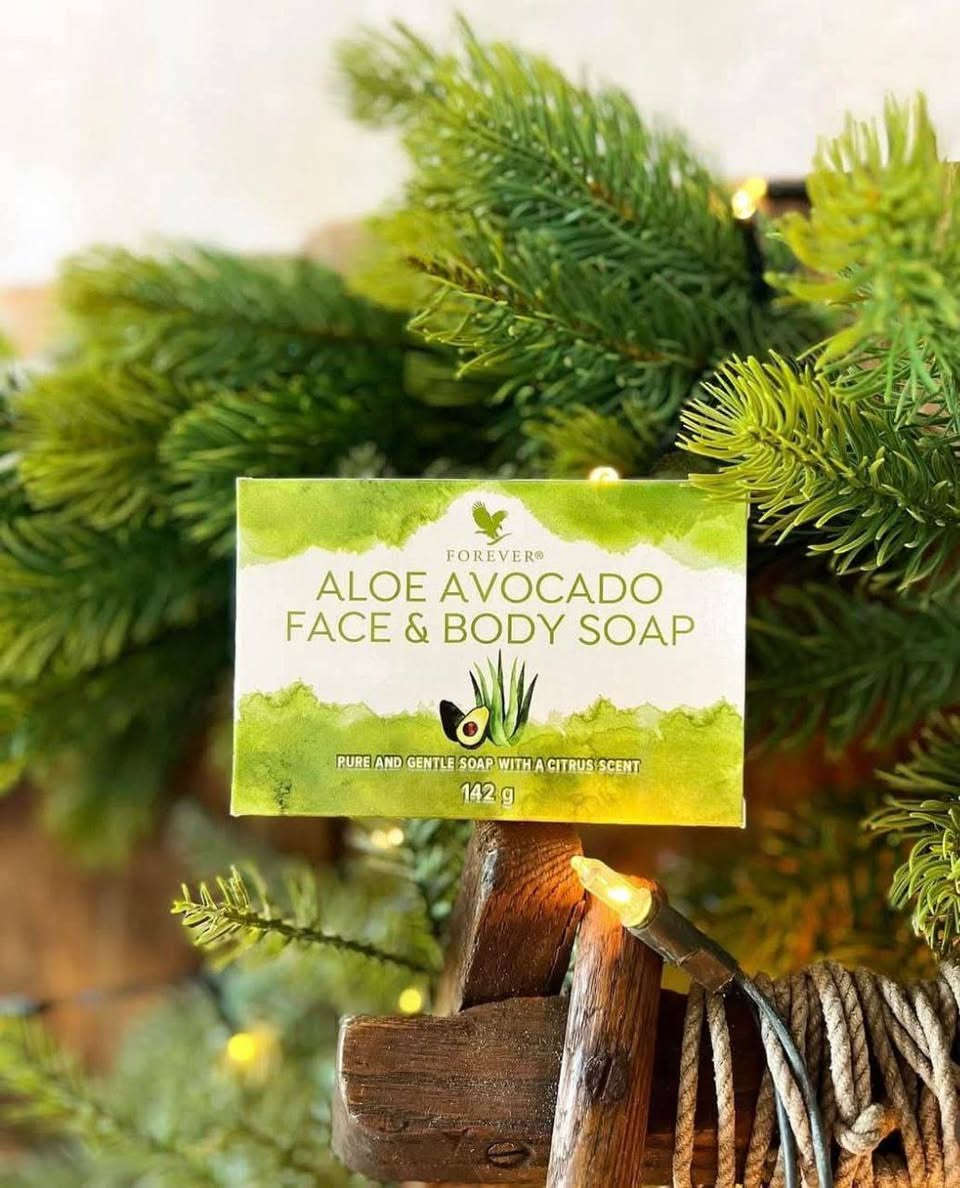 ما أهم فوائد صابونة الأفوكادو هي ما يلي:

تساعد صابونة الافوكادو على جعل البشرة بيضاء كالثلج مع كثرة الاستخدام.

تزيل هذه الصابونة جميع أنواع الدهون الموجودة على البشرة وتصلح لجميع أنواع البشرة سواء الحساسة أو الدهنية أو الجافة.

للصابونة رائحة عطرية منعشة للغاية تعطر الجسم حتى بعد الاستحمام بمدة طويلة، سوف تشعر برائحة الليمون تنتشر من حولك.

إذا كنتِ تعانين من الاسمرار في بعض الأماكن الحساسة سوف تساعد هذه الصابونة على إزالته تمامًا وتفتيح جميع هذه المناطق.

تساعد على التنظيف العميق والترطيب الشامل للبشرة.

تلطف البشرة وتحافظ عليها وتعالج الاحمرار والتهيجات والحساسية بشكل فعال.
للاستفسار واتساب*********** انستا @stail_y25
