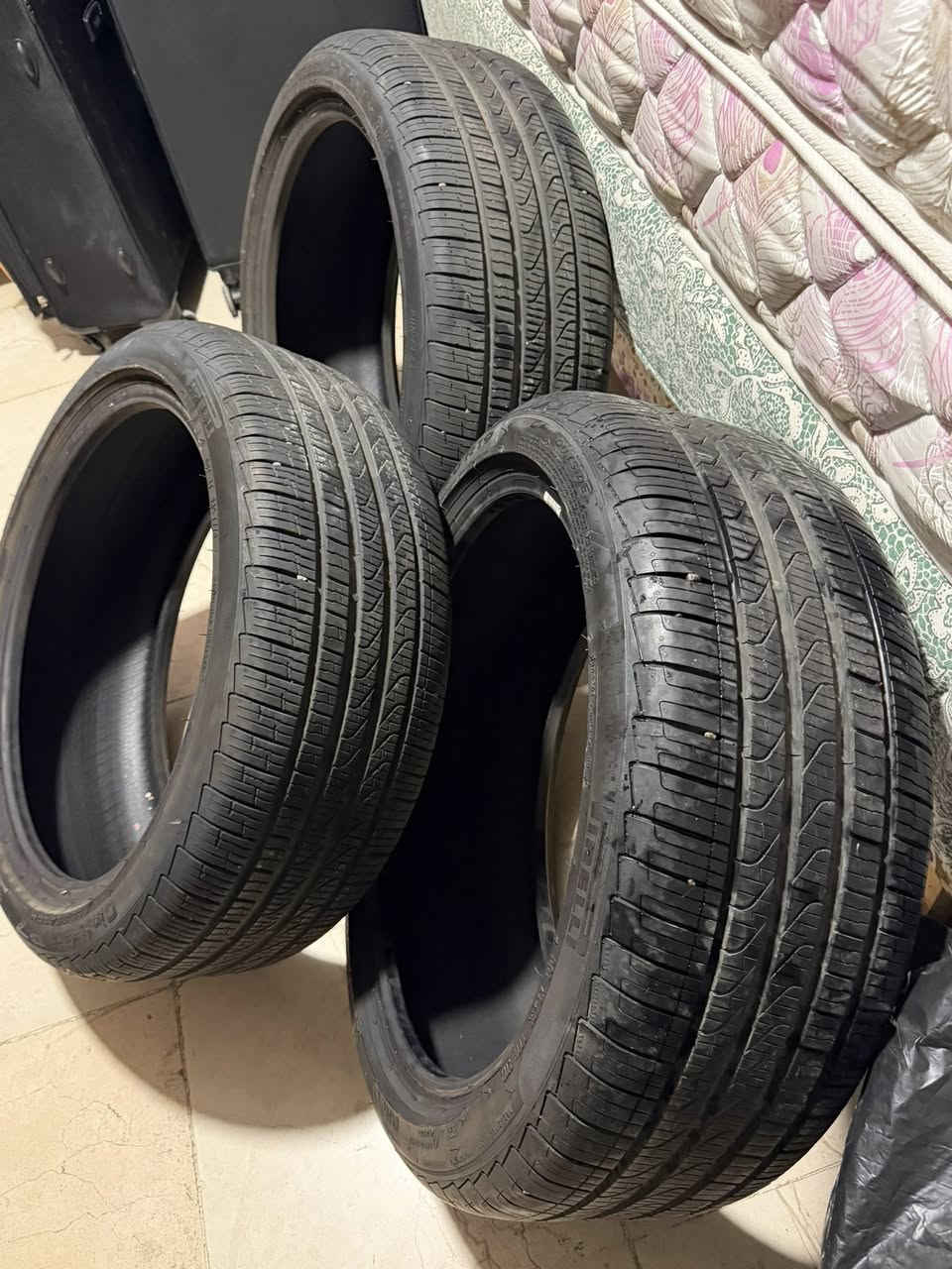 ٣ تايرات. للبيع رن فلات مال مرسيدس e450 2023  ماشيه ٥ الف                                 قياس 245/40.R19.  
للاتصال ***********
