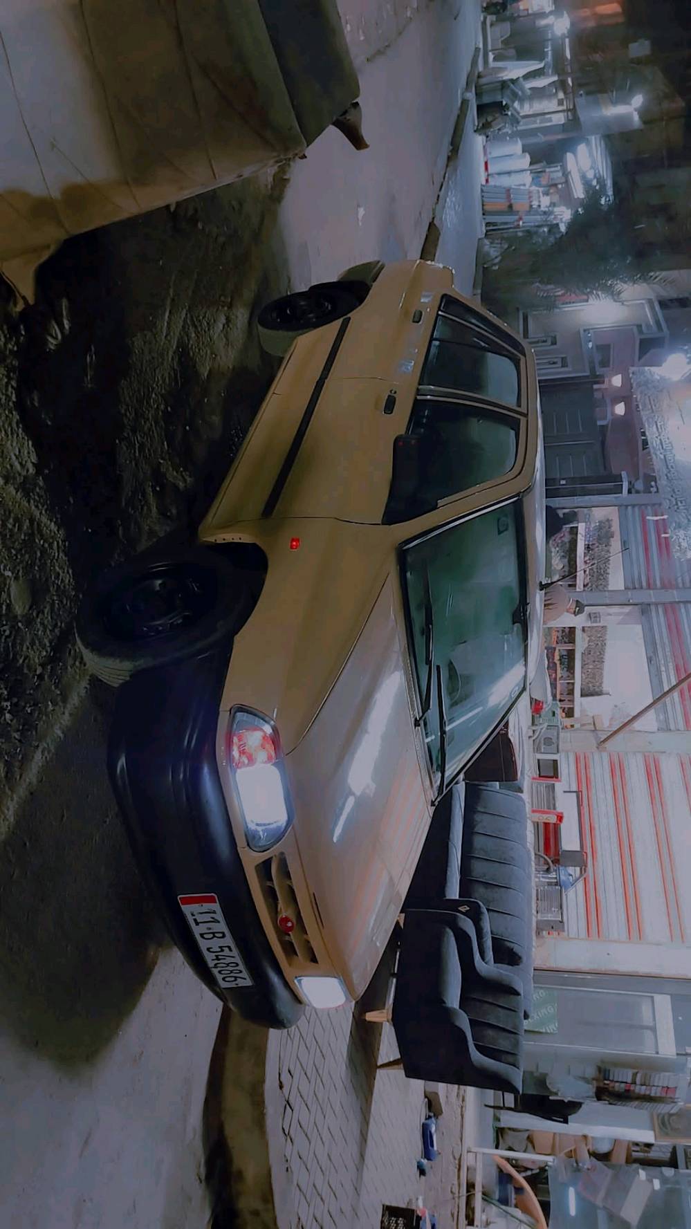 السيارة معروضة للبيع. حالتها جيدة ومصبوغة بلون أصفر. تتضمن تفاصيلها الداخلية الحفاظ على المقاعد بحالة نظيفة كما هو ظاهر بالصور. الأضوية الأمامية والخلفية في حالة ممتازة. السيارة مناسبة للاستخدام اليومي وقيادتها مريحة.