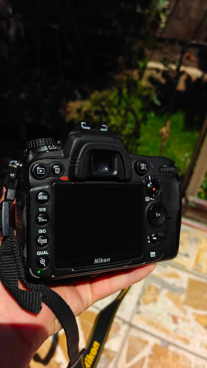 نيكون D7000 شتر 33 الف مع عدسه 18 140  وكامل ملحقاتها سعر 425 ألف ***********
