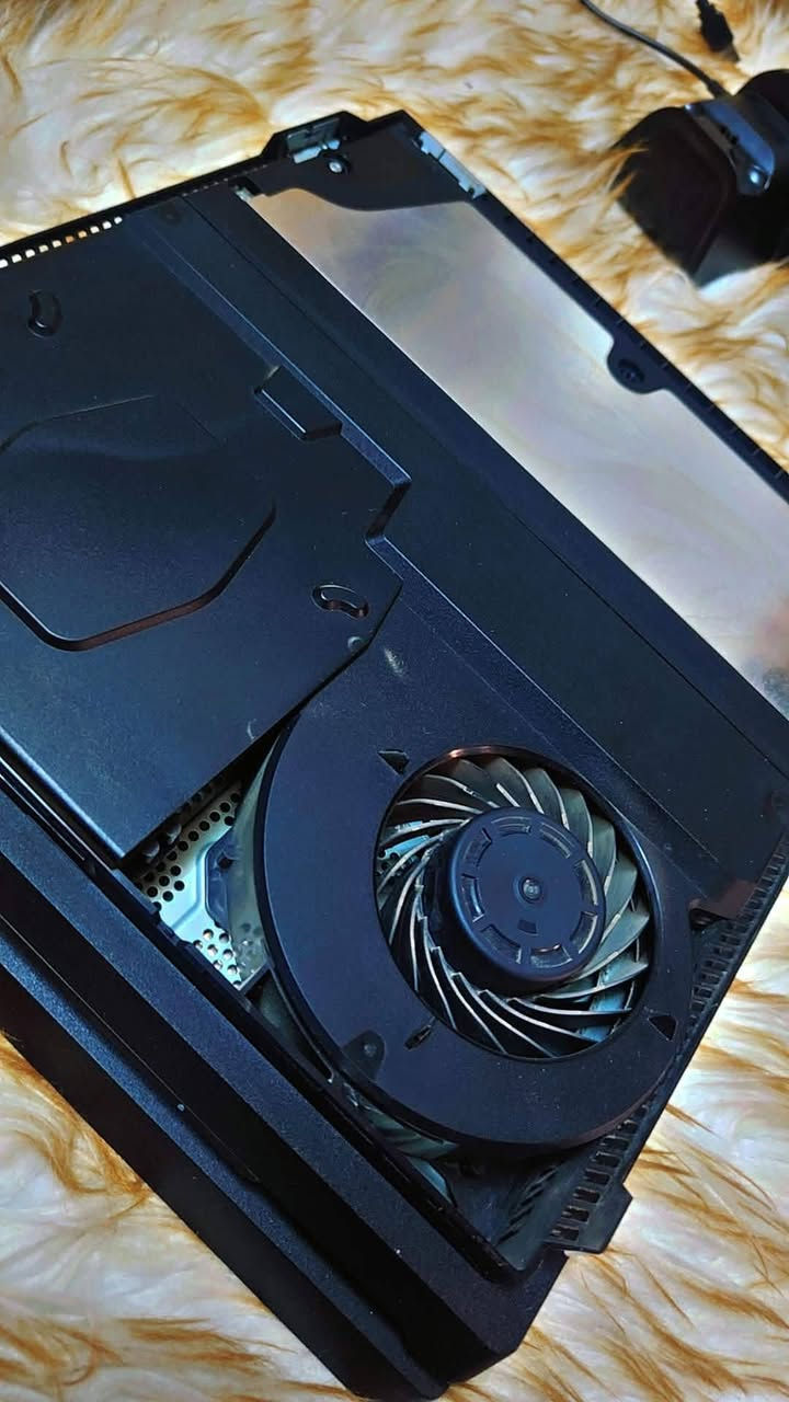 🎮 للبيع Sony PlayStation 4 Pro 
📦 المواصفات:
جهاز PS4 Pro
سعة التخزين 1TB
 4K
نظام 13.2 قابل للتهكير
يد تحكم PS4 + يد تحكم PS5
كيبل كهرباء
كيبل HDMI
🎮 الألعاب والحسابات:
قرص GTA V مع حساب قوي  داخل GTA Online
FIFA 25 ( PS Plus)
God of War Ragnarök ( PS Plus)
Horizon Forbidden West ( PS Plus)
Detroit: Become Human ( PS Plus)
Fortnite
eFootball 2026
Fall Guys
وألعاب أخرى كثيرة
💰 السعر: 330 
📍 المكان: الموصل – حي العامل


**إذا كنت صاحب هذا الإعلان وتريد حذفه لأي سبب، رجاءا أرسل رسالة إلى الدعم الفني**