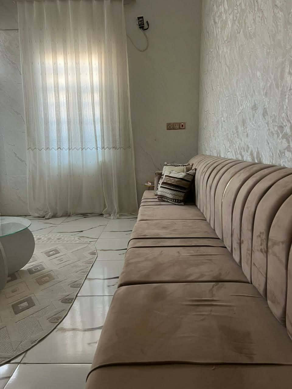 ١٠٠متر للبيع فرع ابو دهن فرع مرطبات الحر رياحي فرع جامعه اهل بيت وفرع جسر مال حر صغير بوبيات ٤افرع يطلع على شارع العام سند 25 غرفه صاله استقبال وحمام مطبخ داخلي وحمام توليت خارجي ومنور مخزن ينباع مع الاثاث ثلاجه مجمده غساله مطبخ غرفه تركي تخم قنفات سبالت عدد ٢ ***********مع الاثاث
