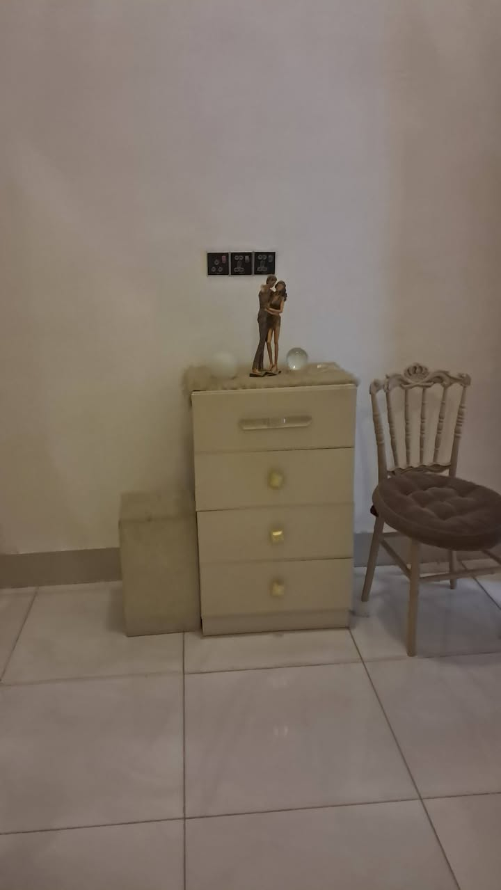 غرفه تركي للبيع  جديده بالكارتون خذتها قبل ٤ اشهر بمليون و٩٠٠  وهسه محتاج واريد ابيعها عندي ظرف رايدها ب٩٠٠ وبيها مجال ***********
