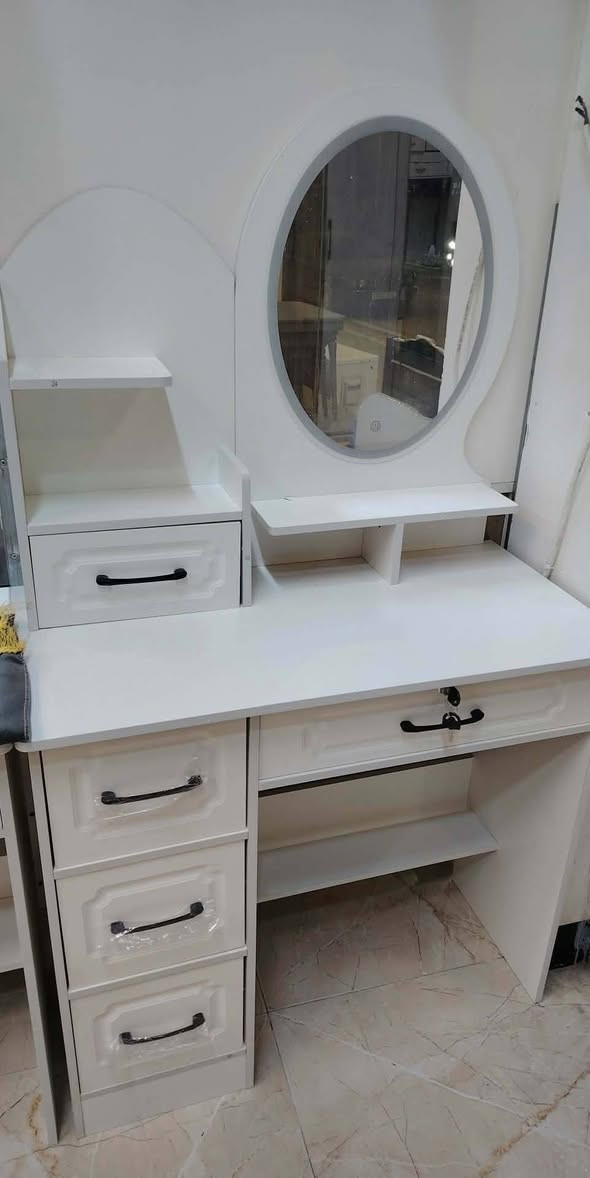 ميز تواليت مع انارة عند مجمع عش الطفولة
العنوان تكريت حي الجمعية 
***********
