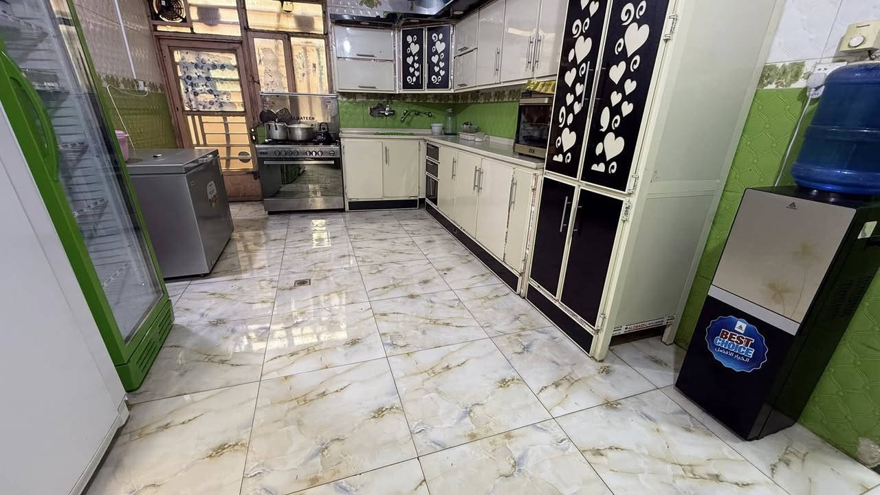 بيت للبيع مساحة 200 متر طابقين الطابق الاول استقبال وصالة وغرفة نوم ومطبح ومناور عدد2 وكراج كبير يتسع سيارتين وحمامين داخلي وخارجي 
الطابق الثاني غرفتين نوم كبيرات نظام سويتات مع صالة كبيرة تصبح غرفتين نوم مع سطح 
حي العامل نهاية مول الباقر الامير الاولى
للاستفسار عن السعر اجب برقم 1
أو الاتصال ***********
***********
