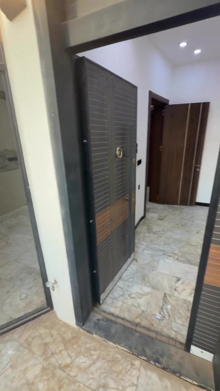 شقة للايجار طابق اول (سعر مناسب )
المنصور - البيجية 

مدخلين :-صاله+مطبخ 

غرفه نوم + حمام 

بالكونه+ مناور

للعوائل فقط…. 

***********
