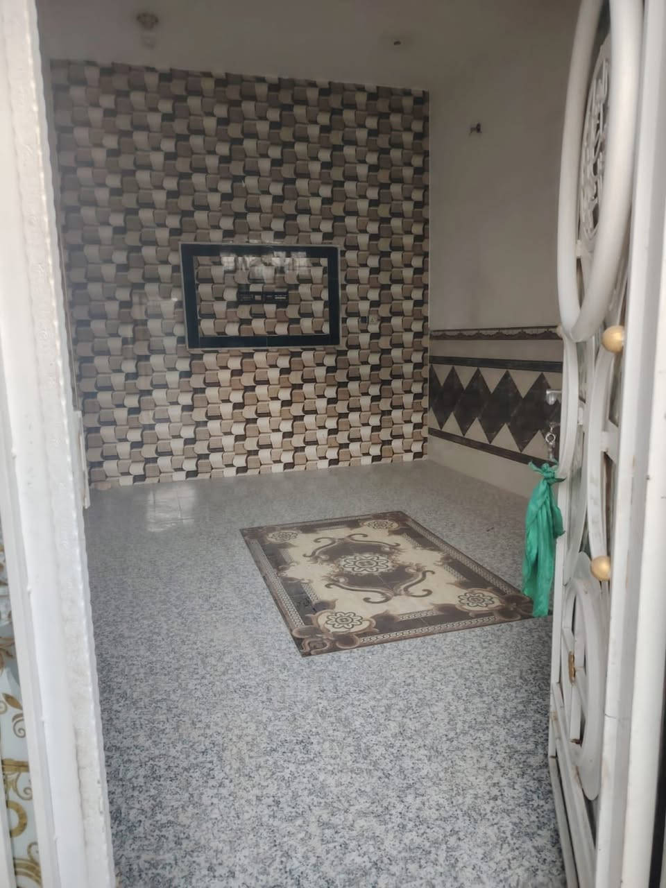 بيت لليجار
منطقة حي الفنانين قرب مدرسه نسيم ميسان 
يحتوي على غرفه نوم و صاله و استقبال 
بيت نظيف ( مسحوب واير مولد )
تواصل ***********
