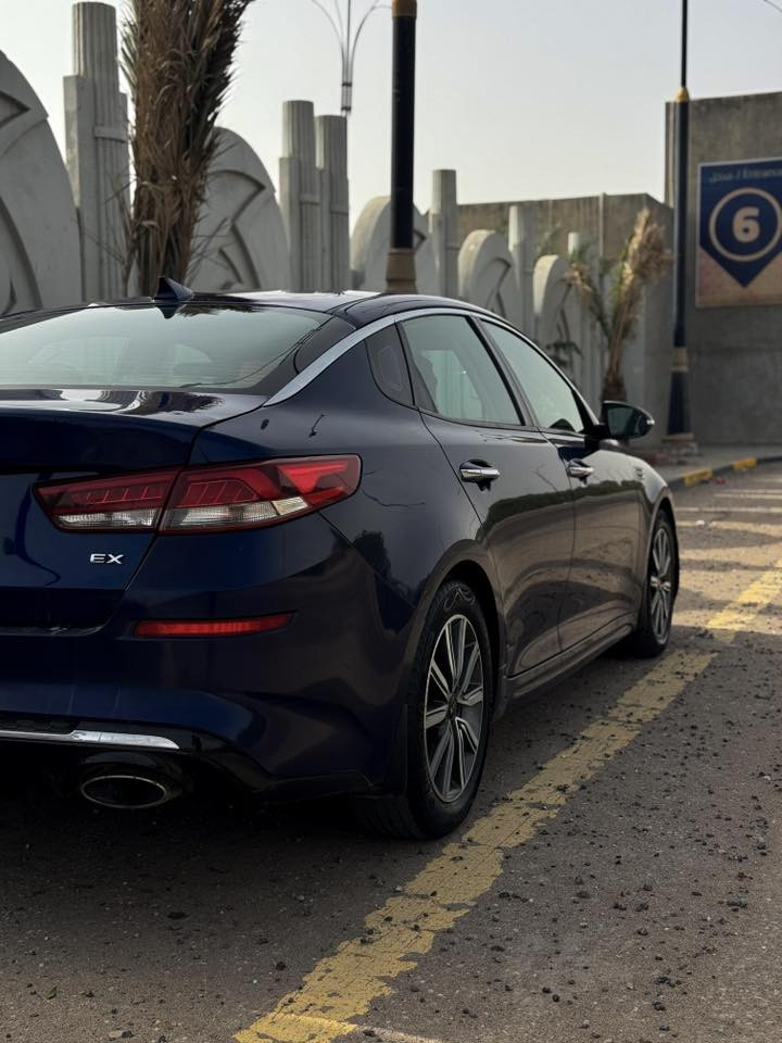 السلام عليكم
كيا اوبتيما Kia optima
موديل 2019
فئة EX فول عدا الفتحة.

وارد امريكي حادث خلفي جاملغ خلفي فقط جهة السايق موضحة ب الصور + هنا ب العراق بيها باب تبديل جهة السايق + طخة ب الدعامية .

بجم كبس.
ماشية 98 ألف.
مكان السيارة بصرة.
السيارة حرة رقم ميسان مميز.
السعر :- 145 ورقة وبيه مجال.

رقمي:- ***********

المواصفات:-
تشغيل بصمه.
رادار + تحديد مسار.
أوتو بريك طوارئ .
أوتو هولد.
سايد بريك بصمه. 
شاشة كبيرة كار بلي بلادية.
كامرة خلفية.
حساسات.
كشنات جلد حظن.
كشنات كهرباء.
تدفئة مقاعد.
تبريد قطعتين.
ثلاث وضعيات قيادة.
تحكمات ستيرن.
اشاير ب المري.
كشافات نهارية.
