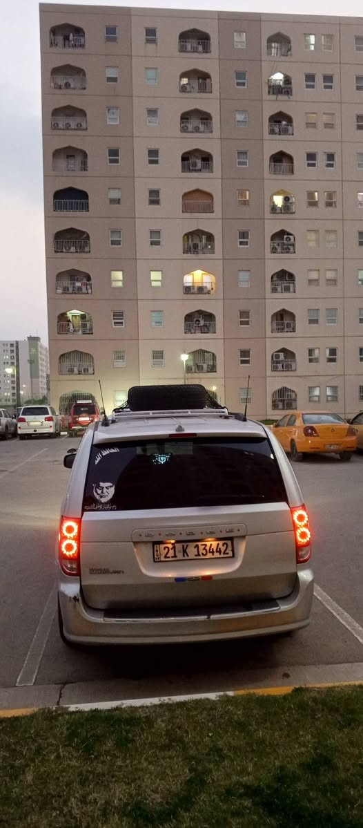 السلام عليكم 
دوج گراند كرفان م/2012
ثلاث قطع تدفئه تبريد 
شاشه وكامره خلفيه 
تحكمات ستيرن مثبت سرعه 
منظومه زنون/ هورنات زوج يوكن وزوج طاط
كشنات مخمل بيجي
بيه كشن اضافي ب50الف  و الفرس الوسطي وحامل اكواب 
تخم تاير نظيف صدر نظيف گير گصه جديد  
سيبايه وسبير فوگ وسبير جوه 
جام 6 كهرباء داخله كلين 
بالعراق نص من الچاملغ الخلفي الأيمن والايسر بارد بدون تكحيل بدون صبغ وگد أصبع من خشم البنيد ونوديهه سونار وأفحص  
محرك جديد الخميس شديته ضمانه الأحد بدا 10ايام من المشايخي سلف جديد باتري جديد كلهم بدلتهن الخميس
رقم سليمانيه هزه جديده سنويه جديده شرط التحويل وكاله مابيع
السعر130 وبيه مجال للطيبين 
رجائا المو شراي لا يكسر بحلال العالم رقم ***********واتساب
مكان بغداد/مجمع بسمايه
