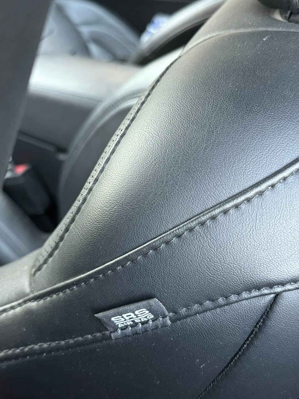 جيب بزون 2021 سته سلندر  وارد امريكي .. ايرباك سليم .. السياره صار عندي 3 سنوات وتوني جددت سنويه وهزة .. فول مواصفات ما عدا البانوراما  .. السعر 155 ومجالها قليل جدا .. بيها 3 قطع تبديل بدون ضرر قوي ***********
